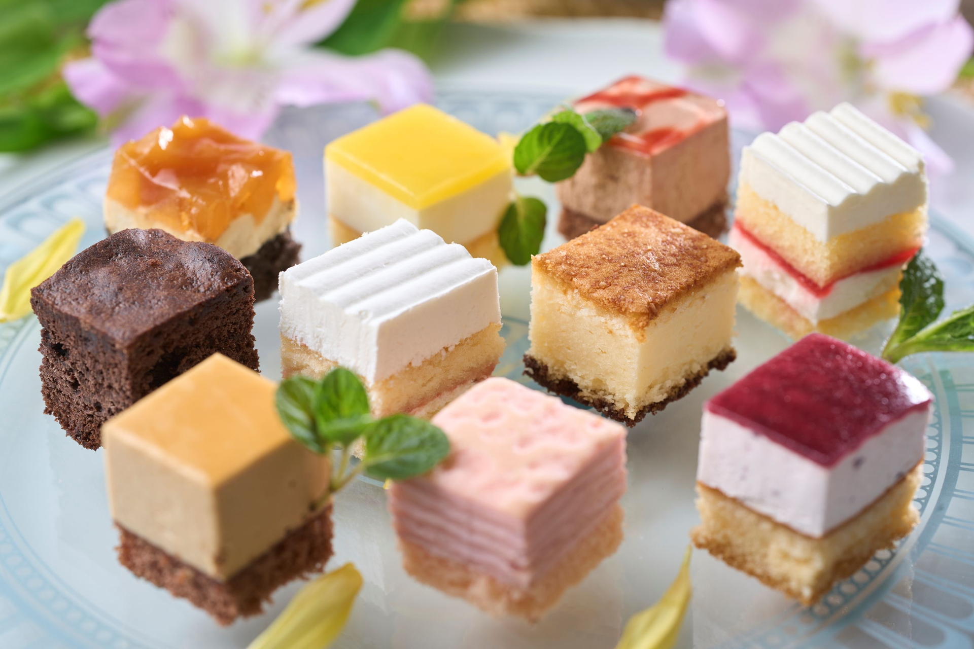 フルーツ盛り合わせやケーキも食べ放題