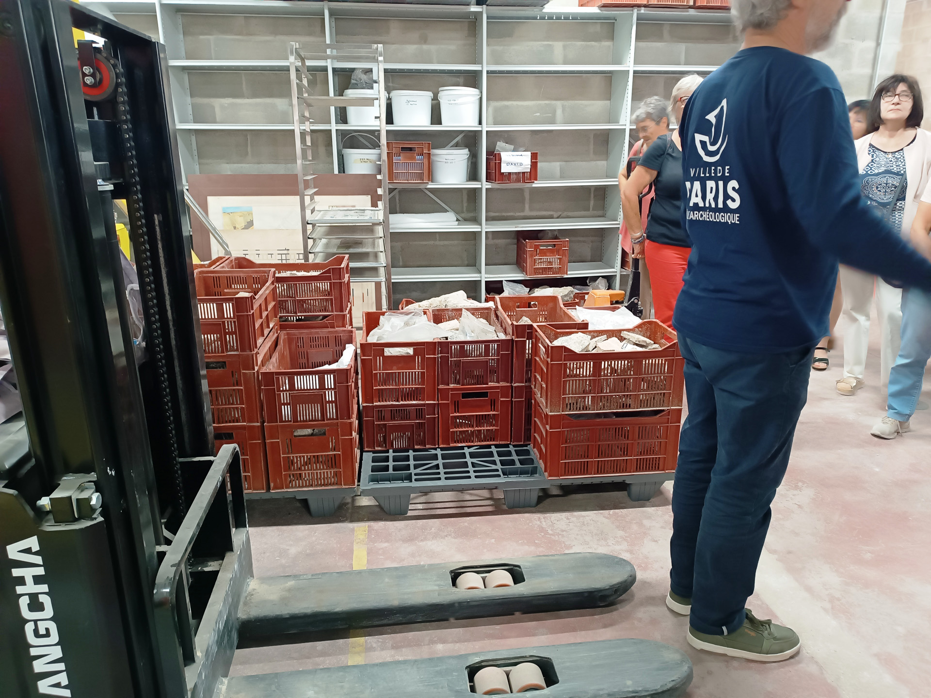 ラボでの作業の流れを説明してくれました