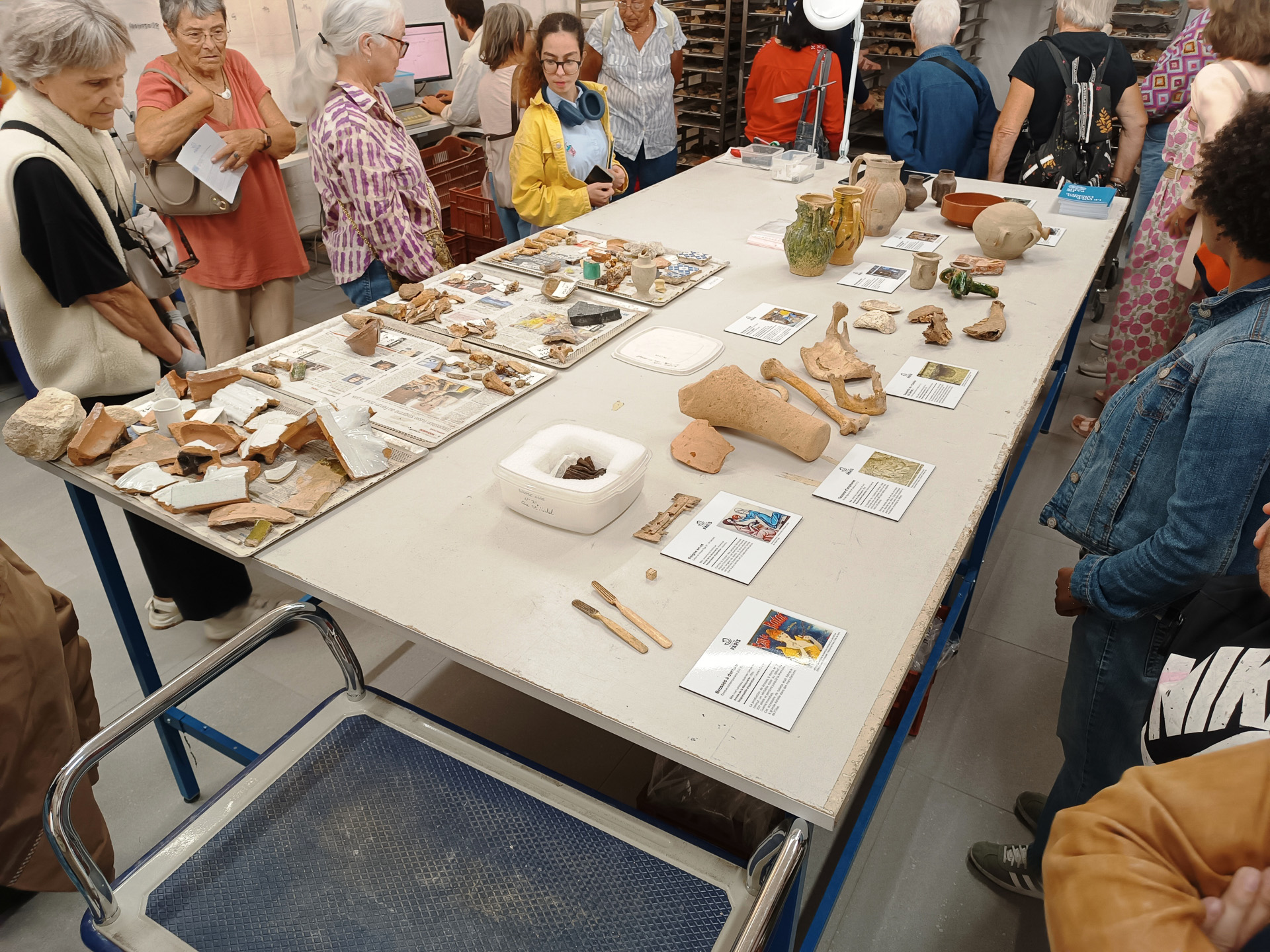 ラボでの作業の流れを説明してくれました