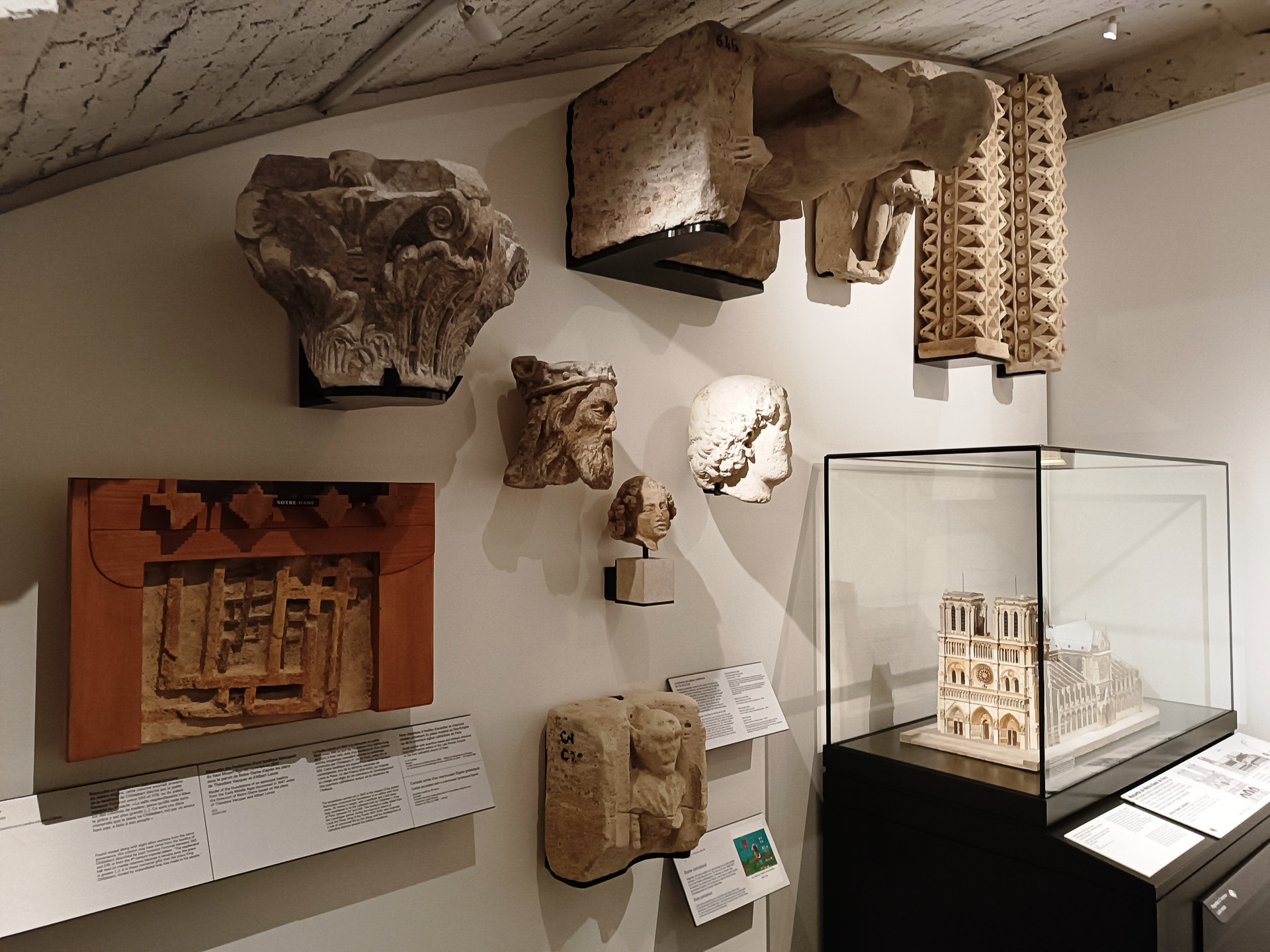 カルナヴァレ美術館地下の先史時代・古代エリアには、明記されていないものの、DHAAPで見たようなものがたくさんありました