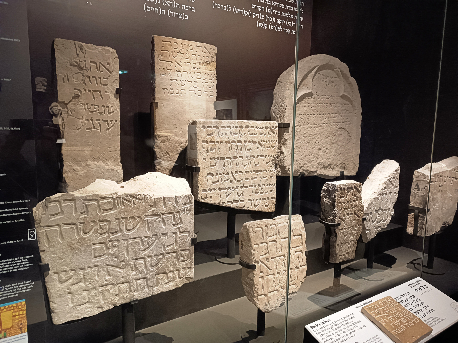 カルナヴァレ美術館地下の先史時代・古代エリアには、明記されていないものの、DHAAPで見たようなものがたくさんありました