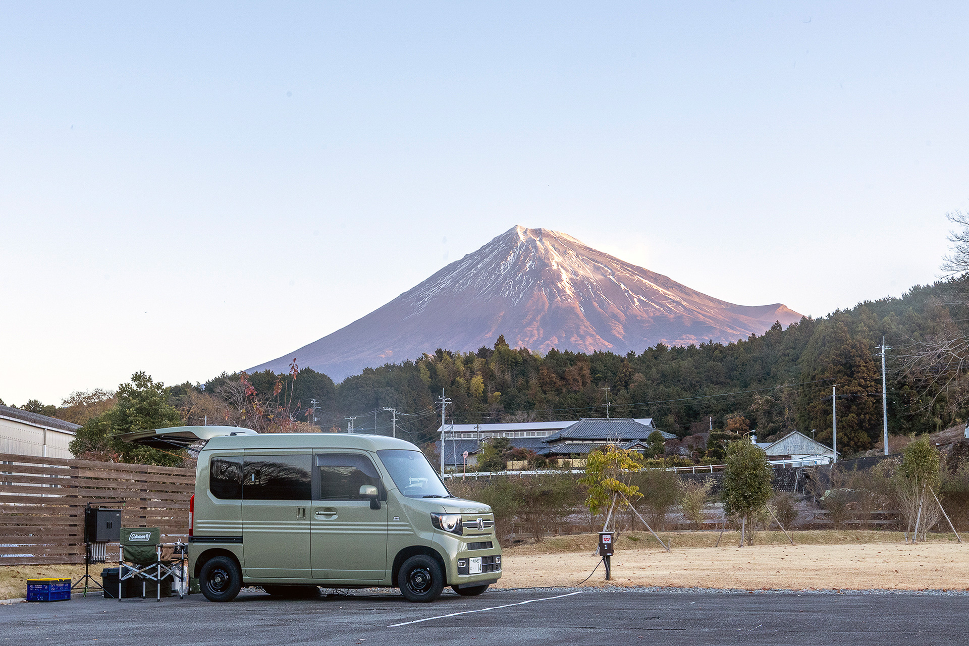 富士山がよく見えるRVパーク フジRVフィールド。写真は夜明けに撮影した朝日に照らされる富士山。夕方は赤富士が見られる。富士山を眺めながら車中泊したい人にはぴったりの施設だ