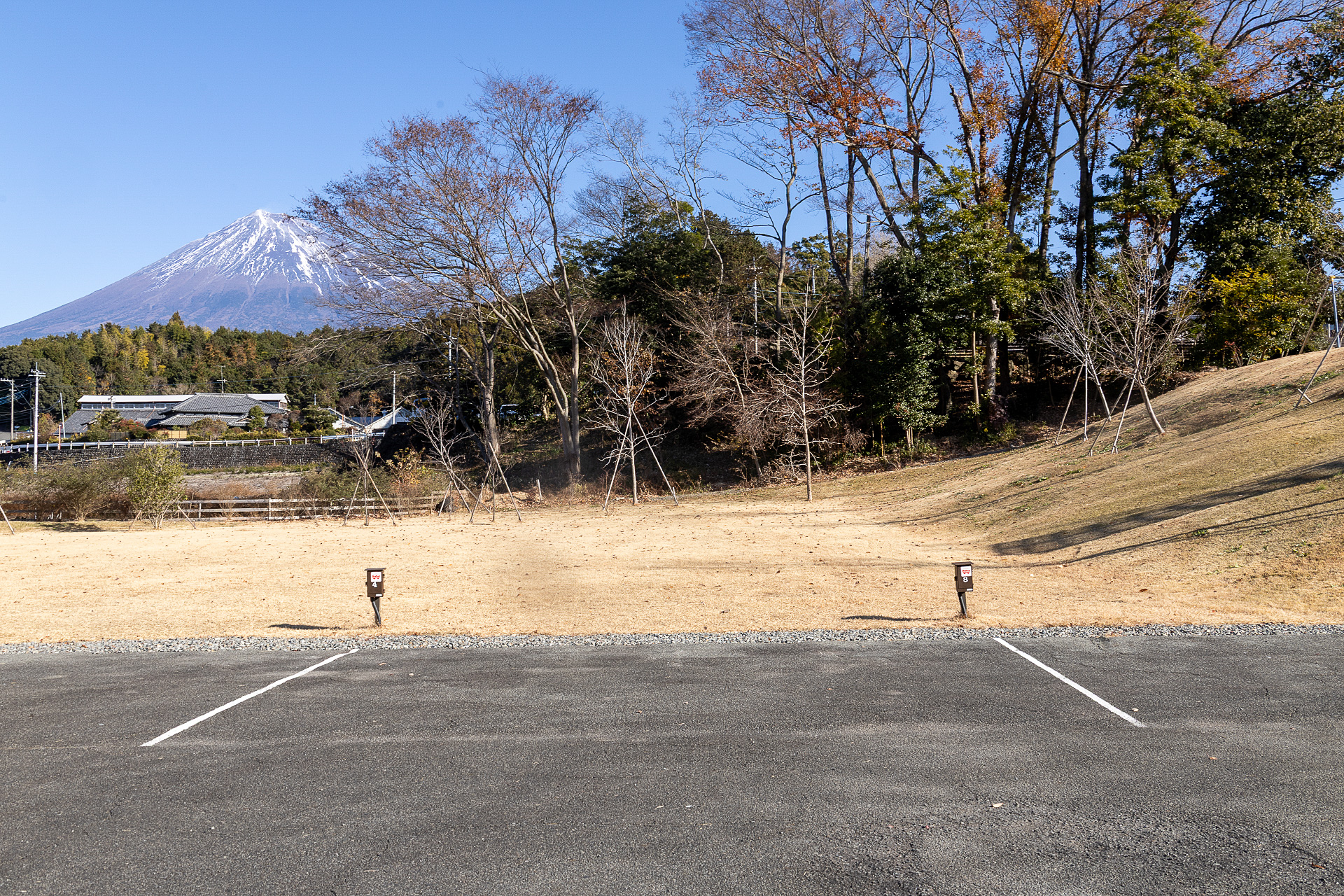 8番区画。木で山体の半分くらいが隠れる感じだ。この8番と9番の料金設定が安くなっている