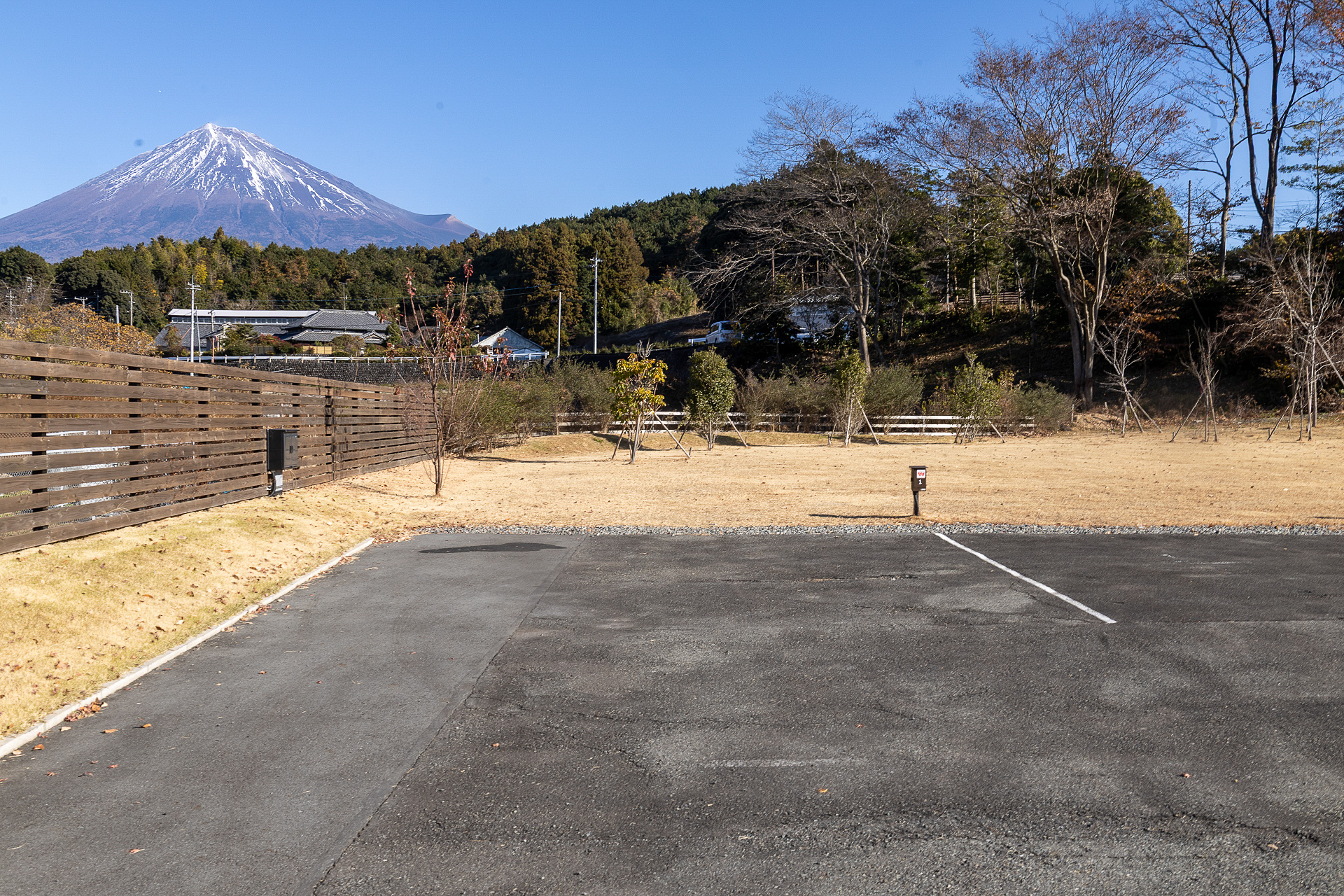 一番端の1番区画。フェンスの少し先はメガソーラーなので、人通りや騒音の発生源はない