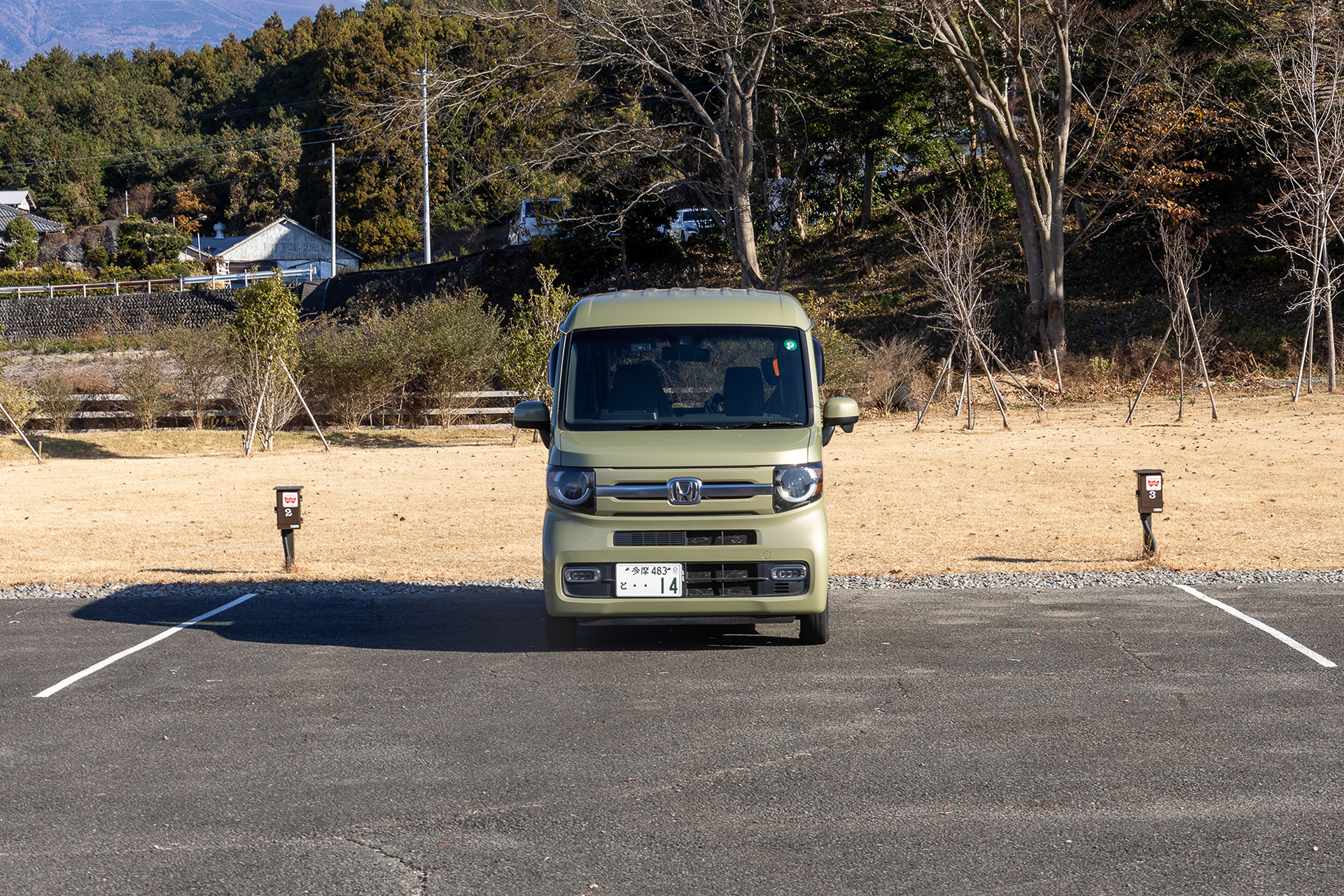 N-VANを停めてみた。区画の幅が約5mあるので左右の余裕も十分