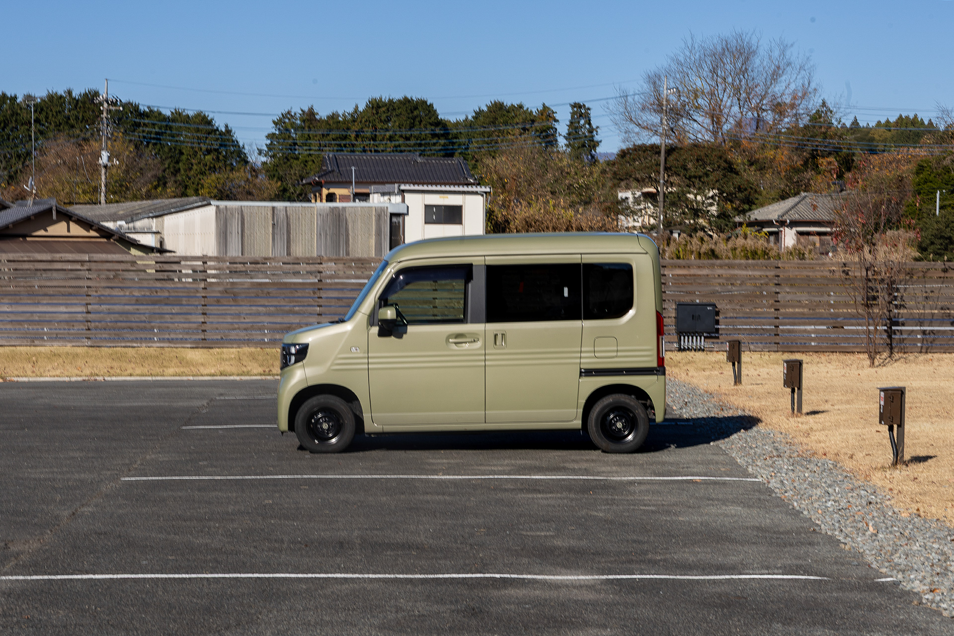 縦の長さについては特に数値が決められていない。全長が長い車両であっても、ほかの利用車の通行のジャマにならなければ問題ないという判断