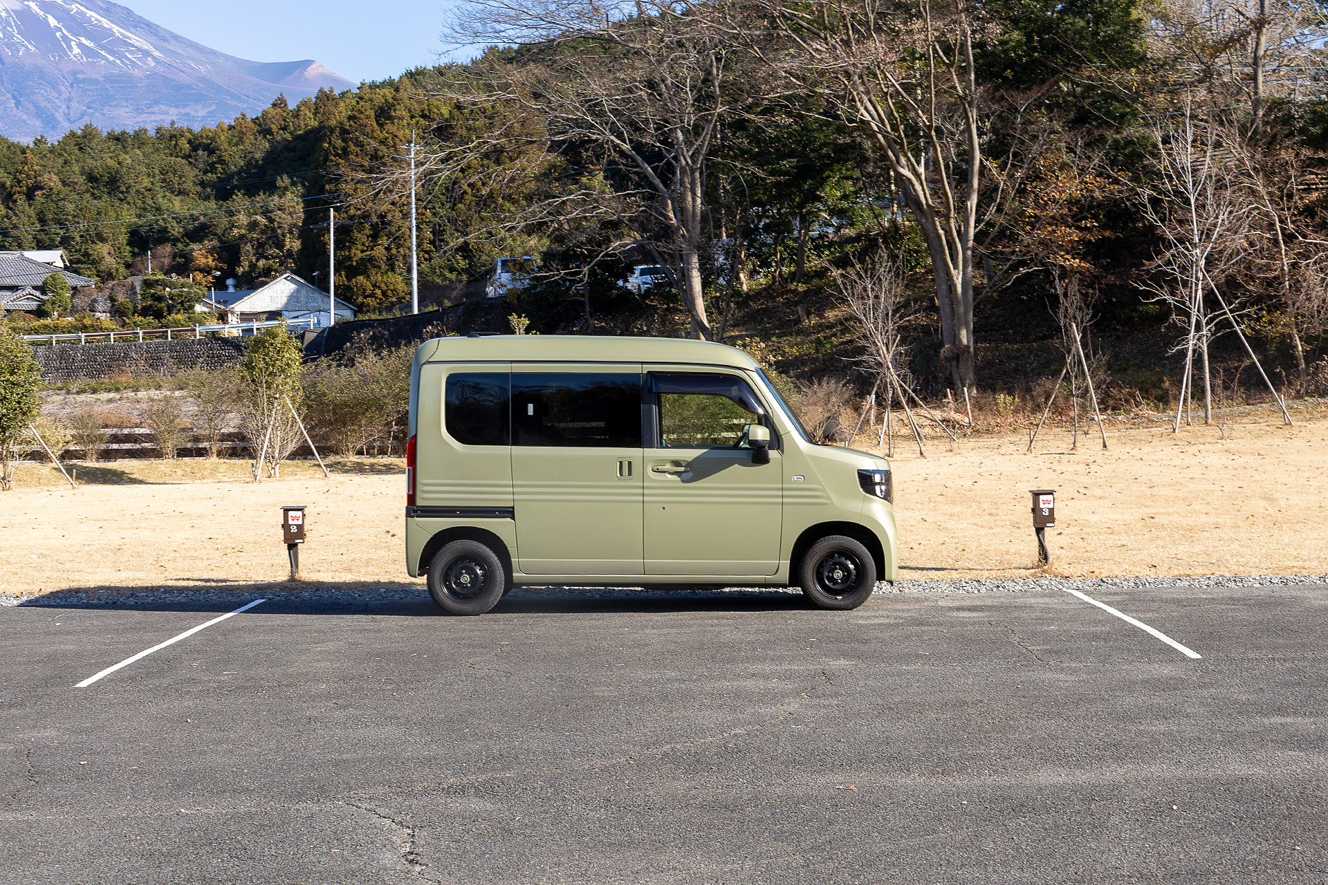 区画内に収まるのならこのような停め方もOK。横の窓から富士山がよく見えるポジションだ