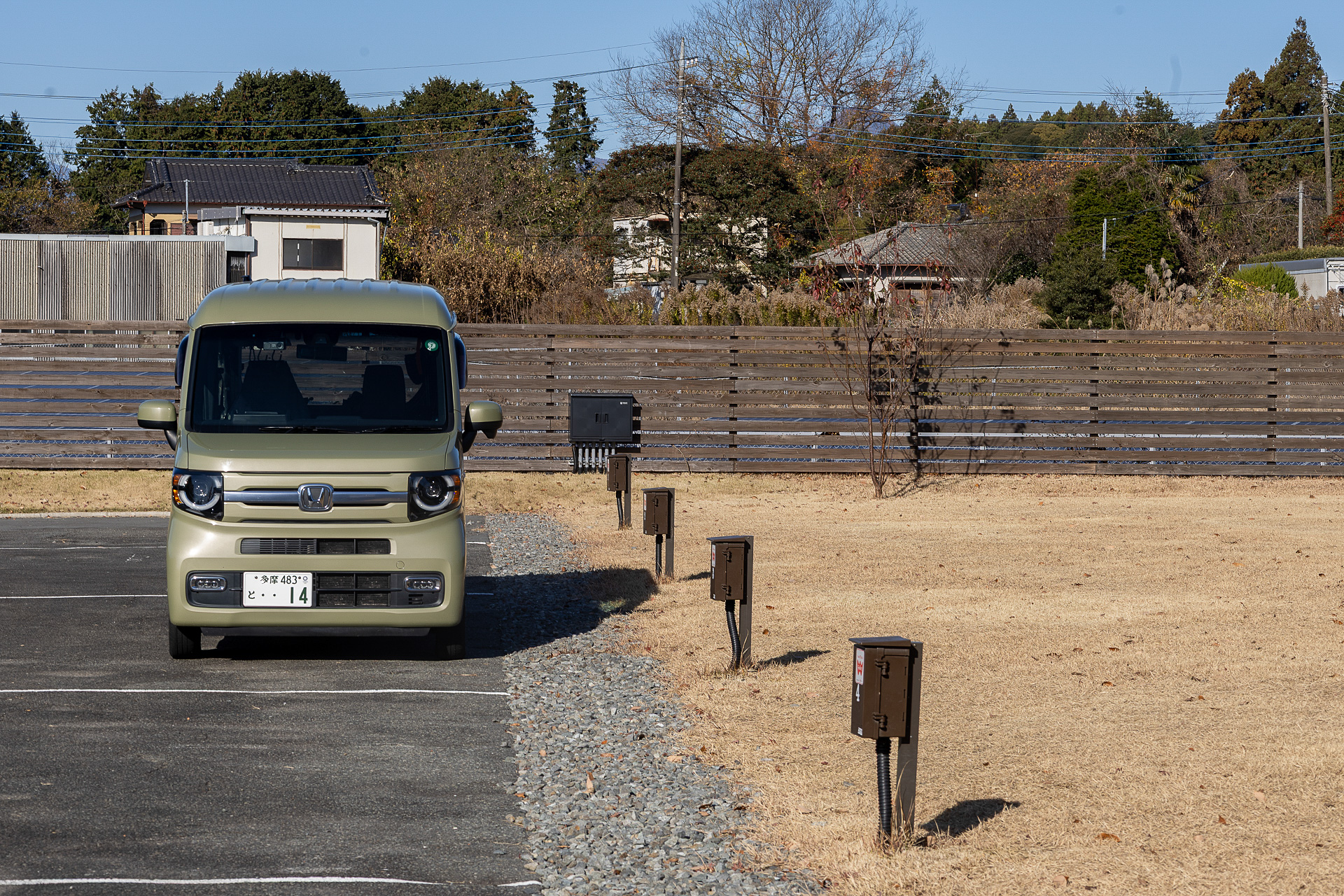砂利の部分は配管が通っているのでクルマの乗り入れ、駐車は厳禁。この状態でサイドオーニングやタープを芝生側に張るのはOK。自分の区画の前であればテントを張ってもよい