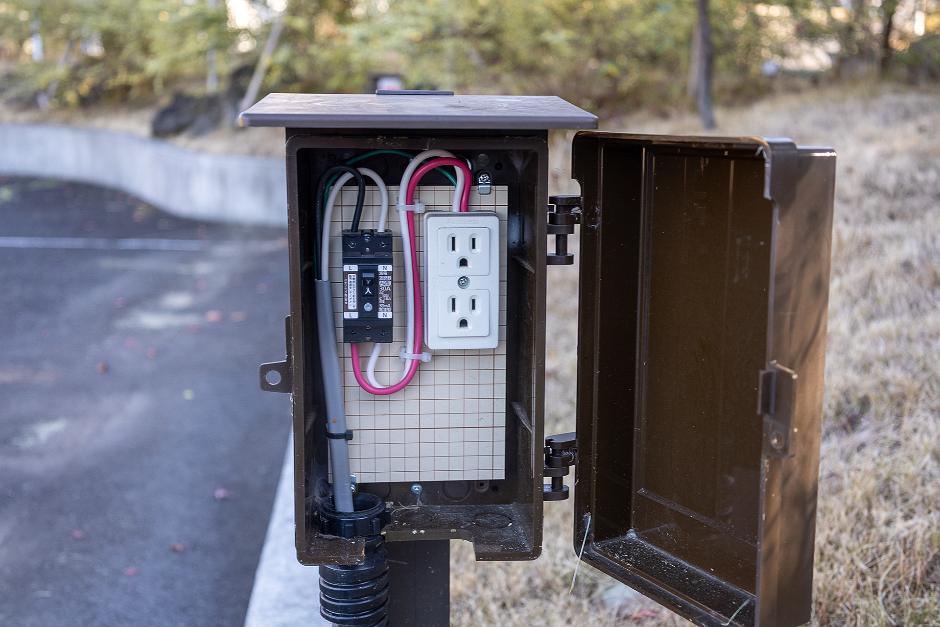 すべての区画に電源がある。コンセントはアース付プラグ対応が2つ。電源の使用は有料で料金は1泊1000円