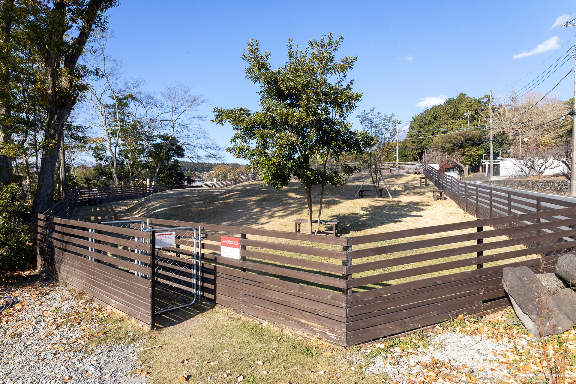 第2サイトの奥にはドッグラン（小型犬・中型犬用）がある。RVパーク利用者は1頭の利用で500円