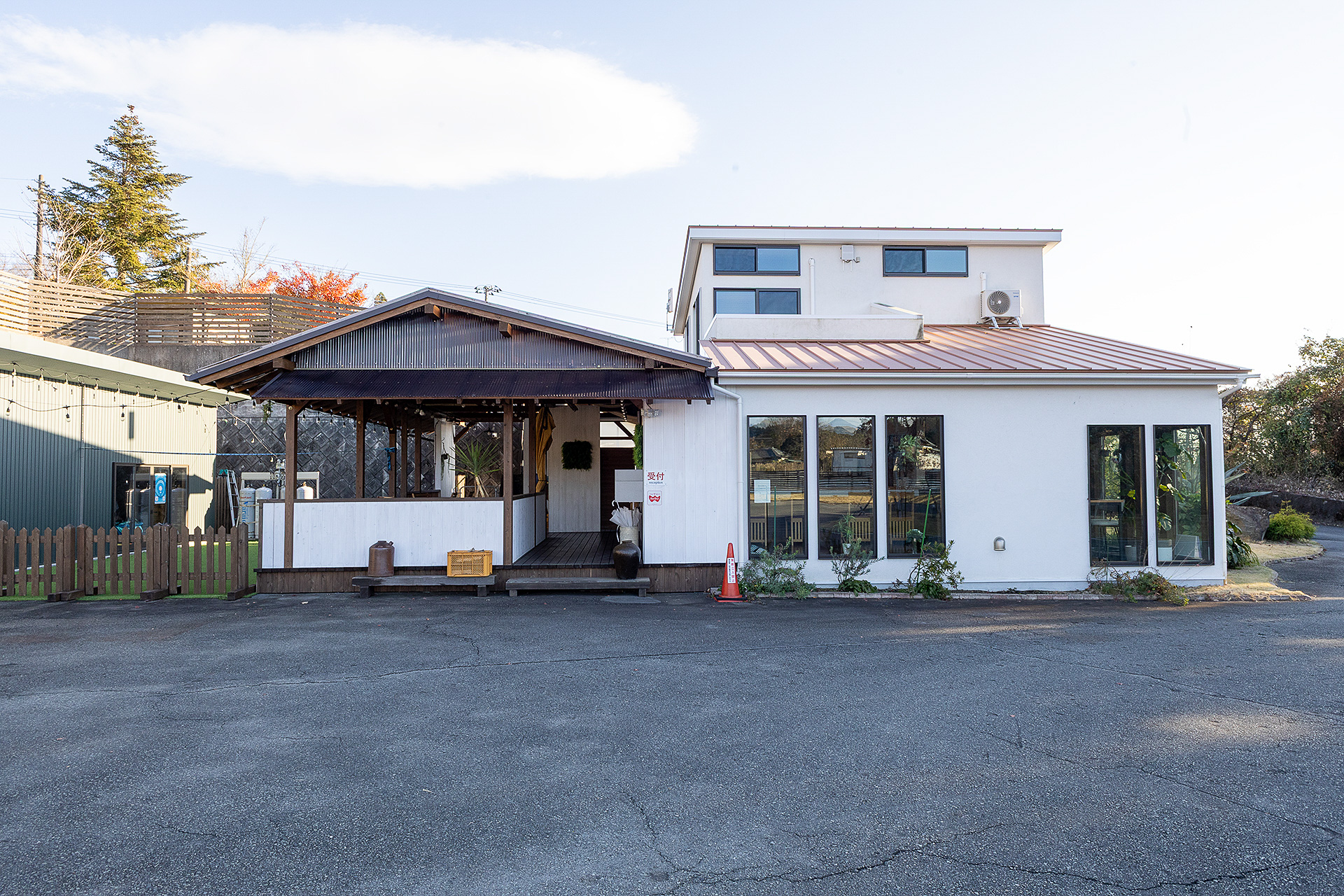 こちらが管理棟。正面ガラス張りの部屋は事務所スペースなので利用者には解放していない