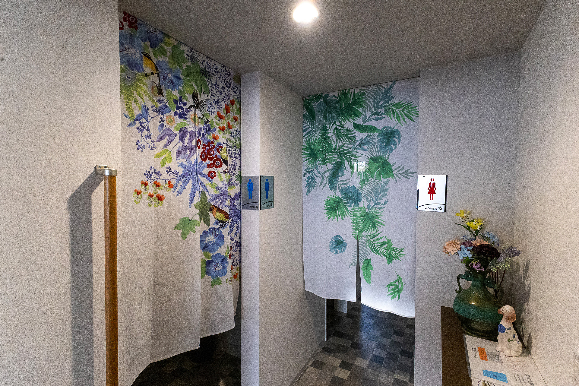 建屋内にトイレとシャワールームがある。男女別の作り