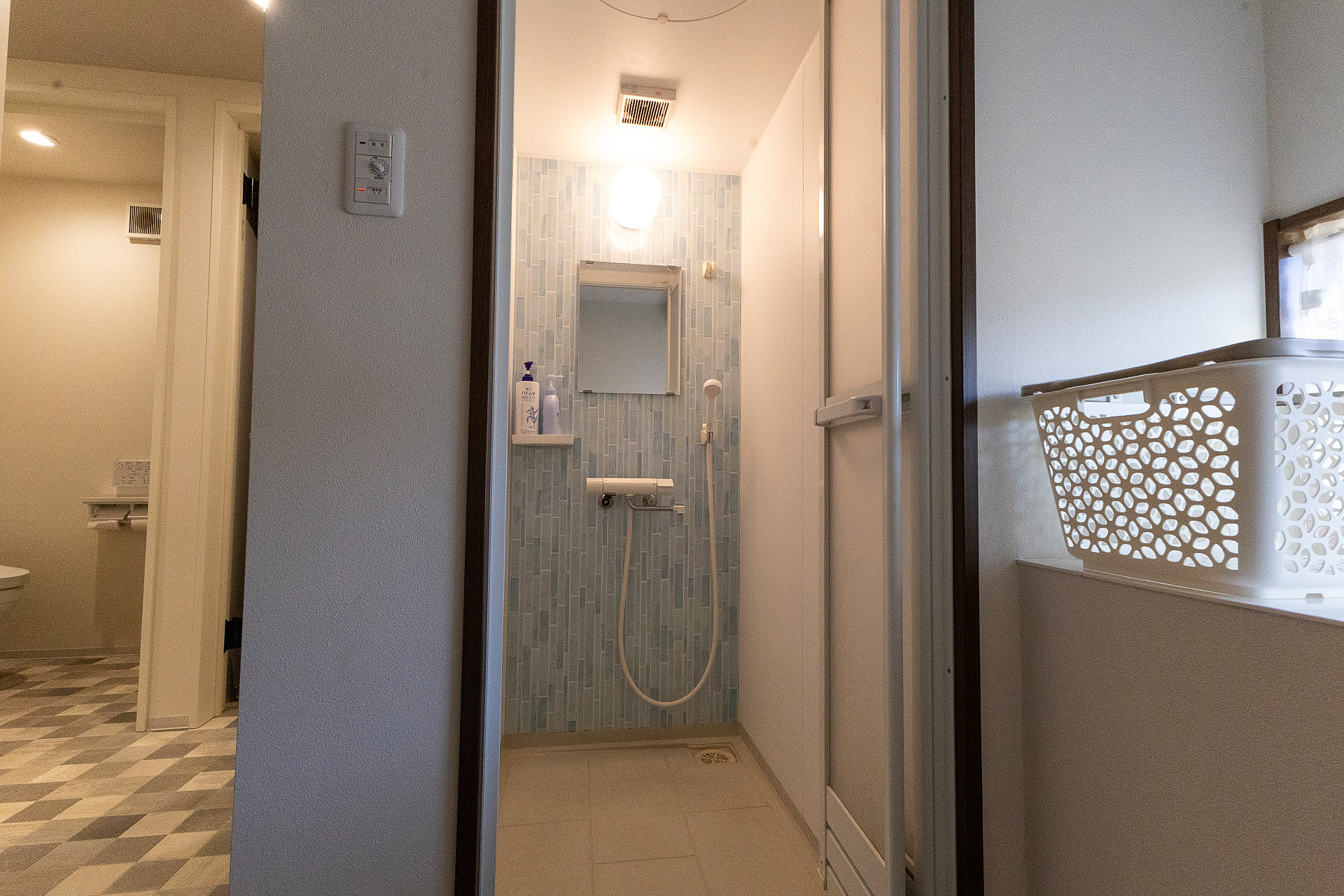 シャワーはこんな感じ。24時間利用可能だが1つだけなので、利用者が多い場合は、混雑する時間帯をうまく外す方がよさそう