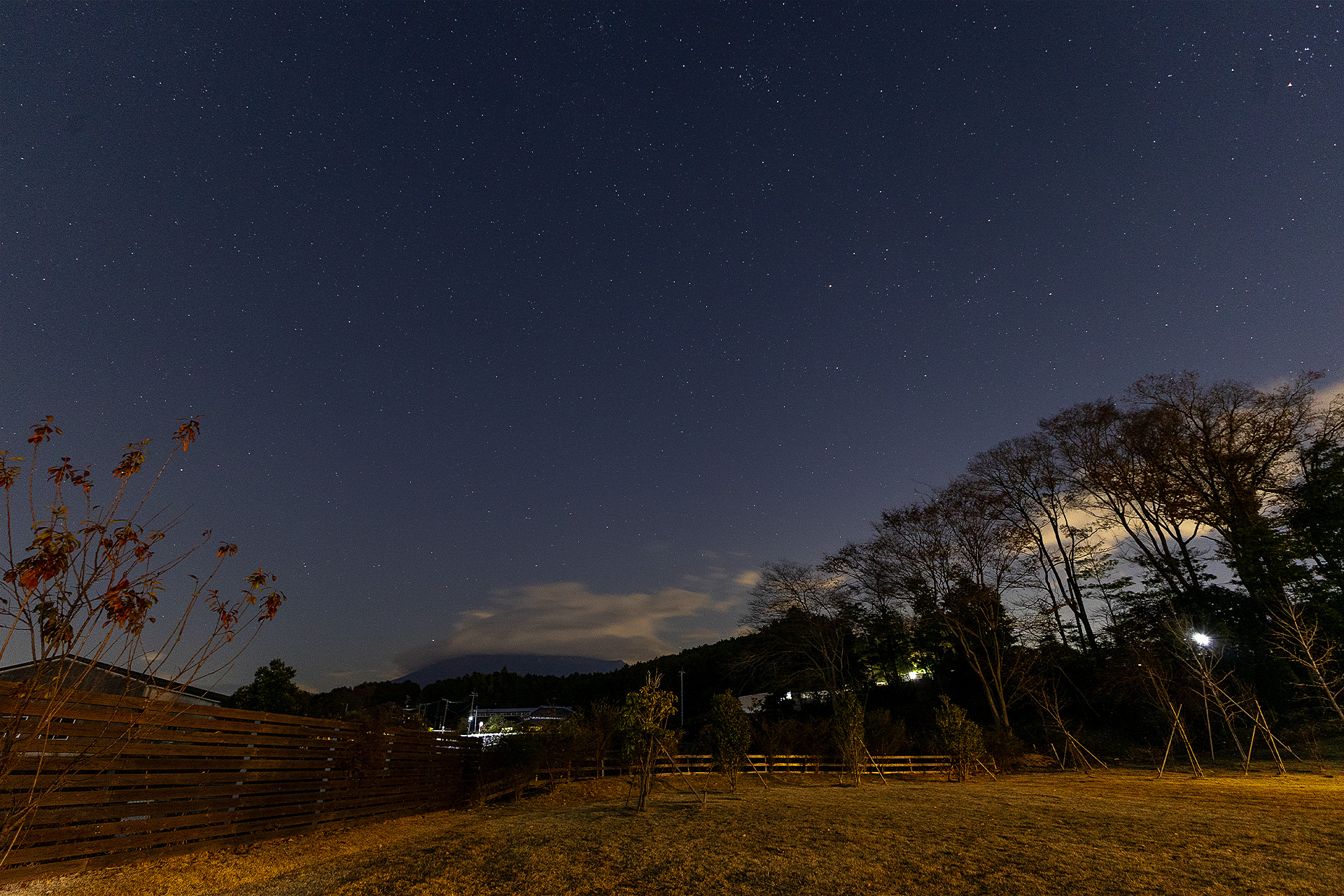 夜の様子。肉眼ではもっと暗くて、芝生の部分はほとんど見えない。周辺の明かりは少ない方だ。この日は夕方から富士山の山頂あたりに雲がかかっていて夜も取れなかった。雲がなければ星空と富士山の夜景が見られるだろう