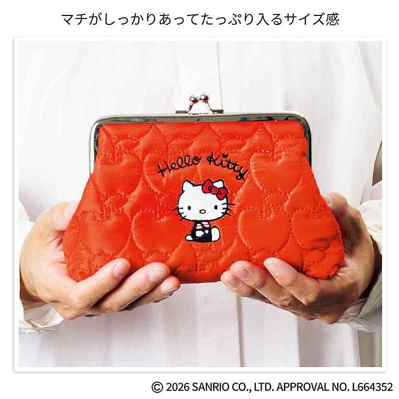 パッと開いて閉じる“がま口”が便利。お座りキティちゃんの刺繍もキュート