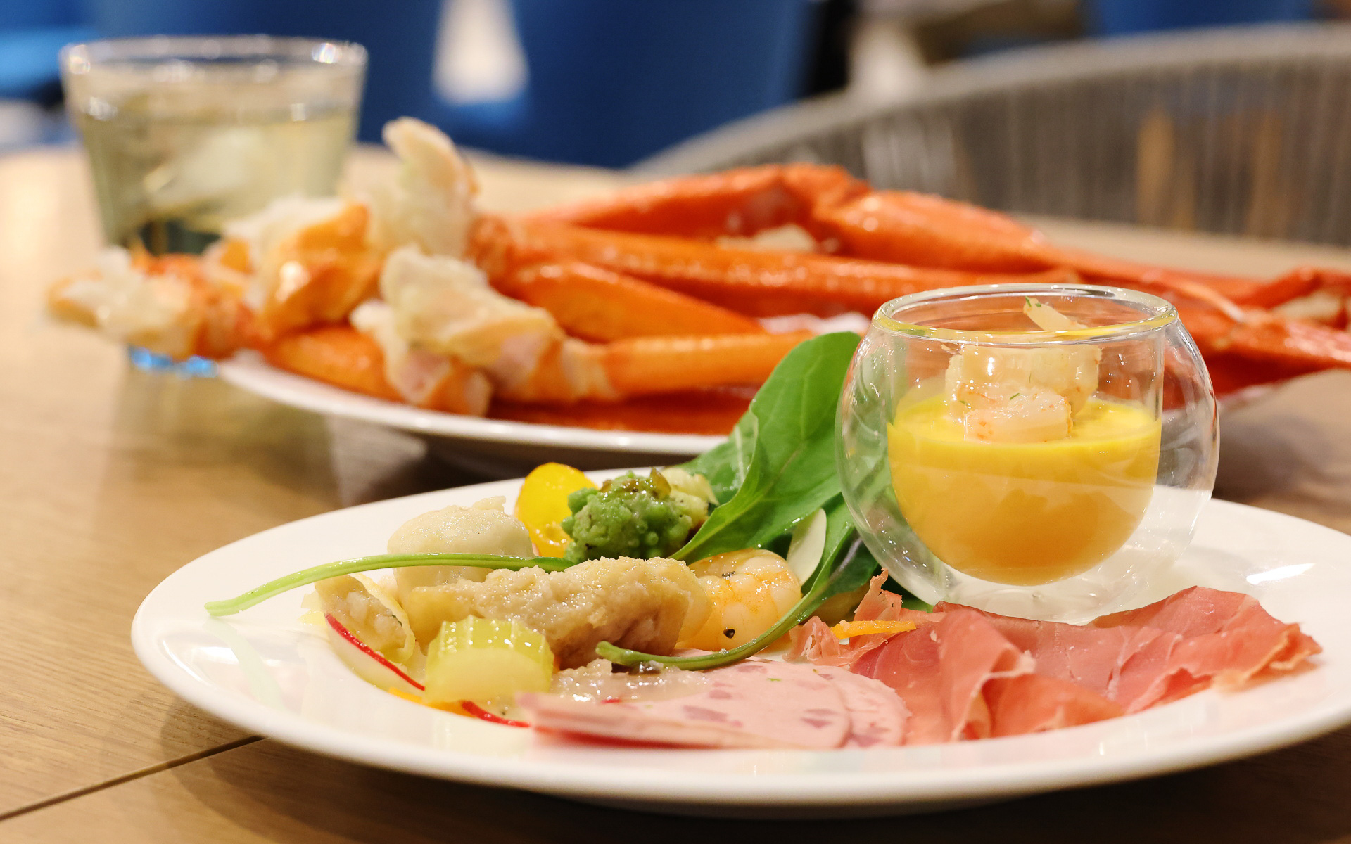 夕食はオールデイダイニングの「オールフラッグ」で蟹食べ放題
