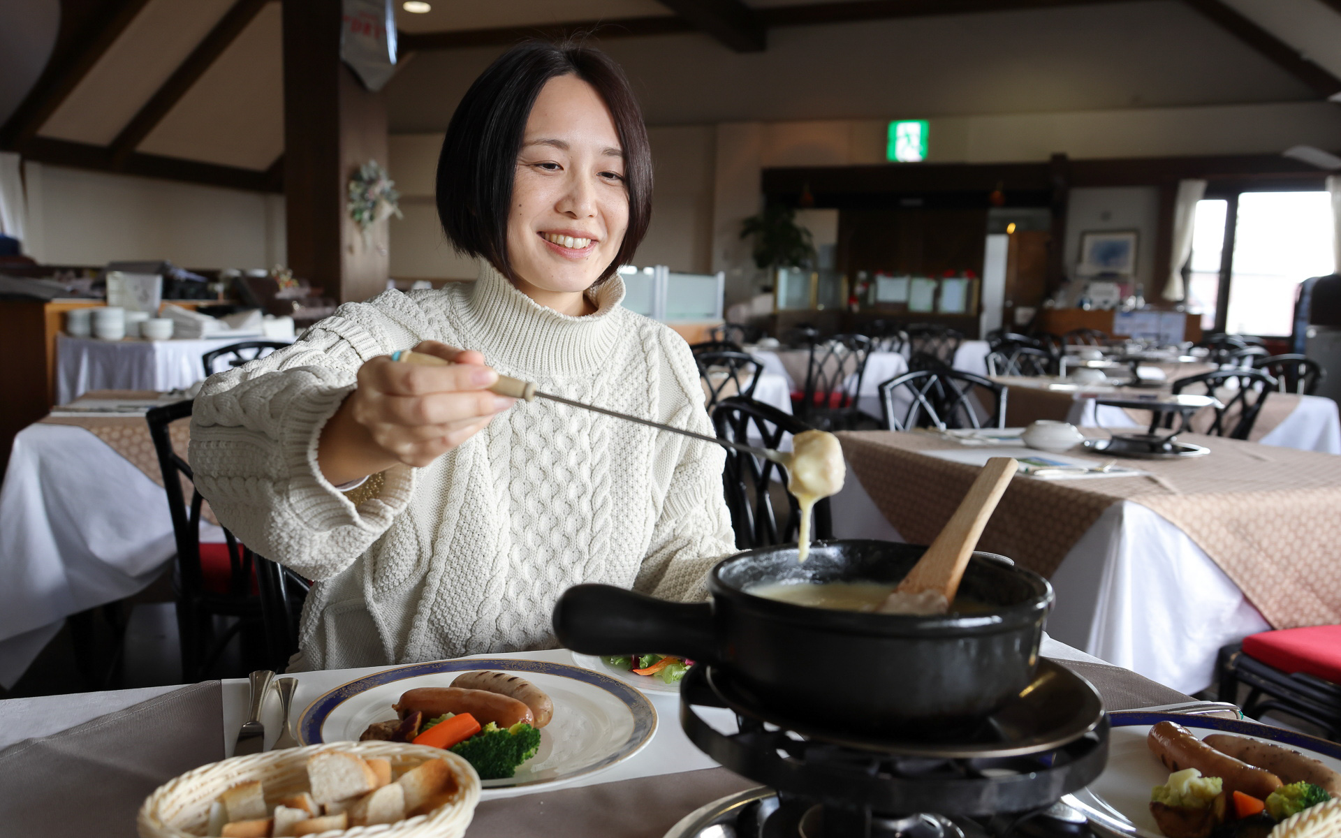 QBBで知られる六甲バターが情報発信の場として牧場内に出店する「六甲山Q・B・Bチーズ館」。その2階のレストラン「神戸チーズ」で絶品のチーズフォンデュをいただいた