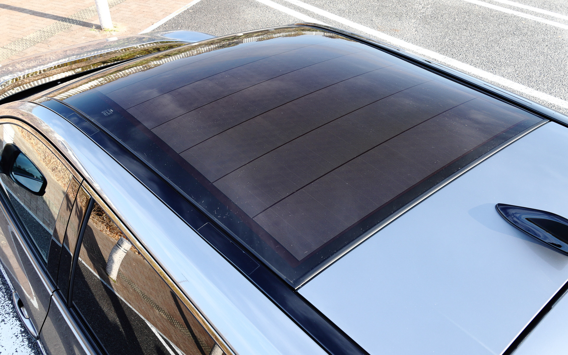 駐車中に充電してくれるソーラーパネルを装備（オプション）