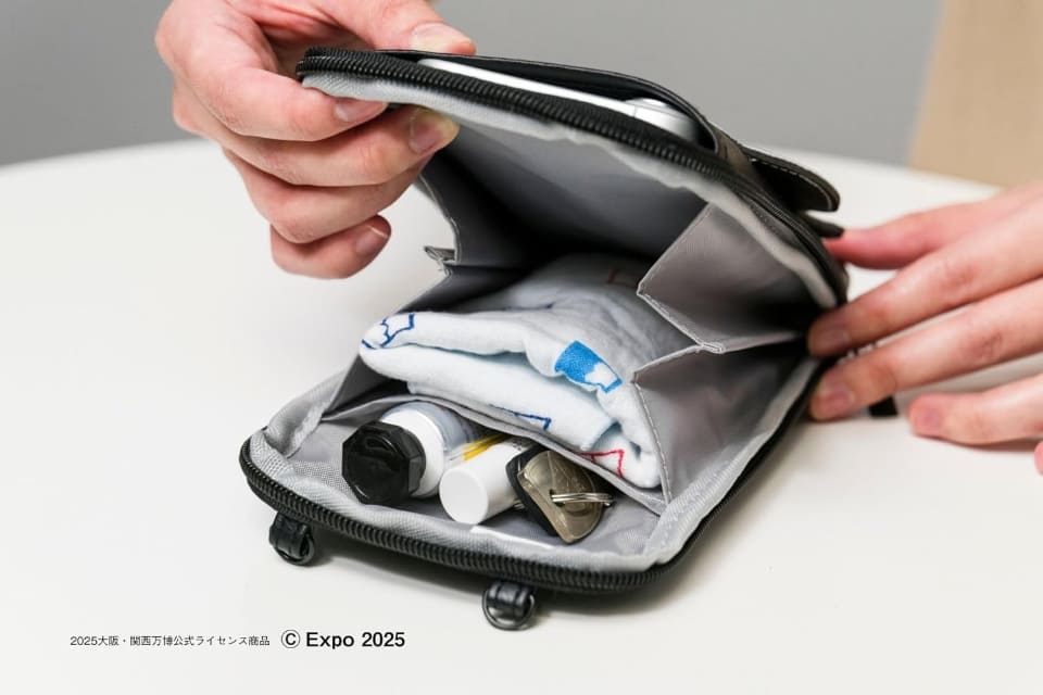 黒ミャクミャク」スマホポシェット本日発売！ ガバっと開いて必需品も