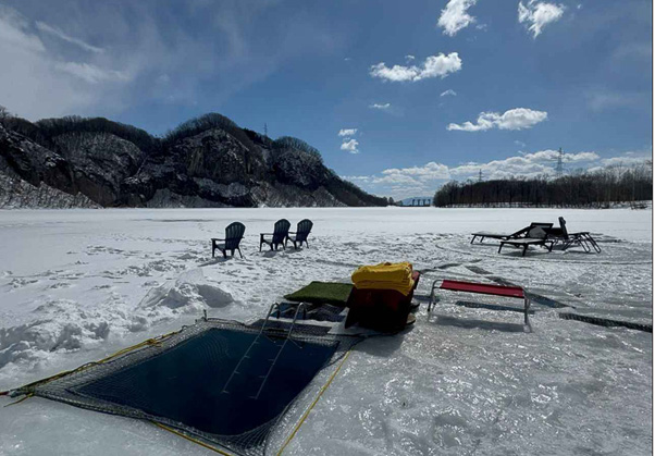 凍った湖に穴を開けて入るフィンランドの伝統文化「アヴァント」（北海道アヴァント：北海道上川郡新得町字屈足808）