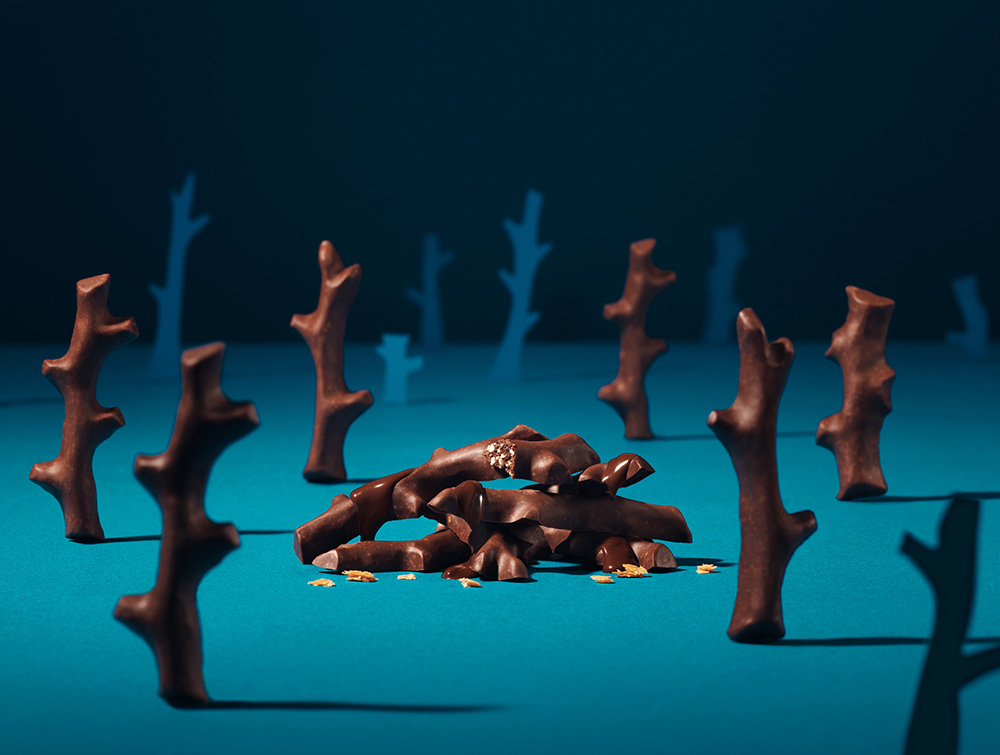 薄焼きクレープ生地を砕いたフィアンティーヌと、ローストアーモンドを細かく刻み、香ばしいパイを混ぜ込んだクリスピーチョコ「森ノ木 黒」