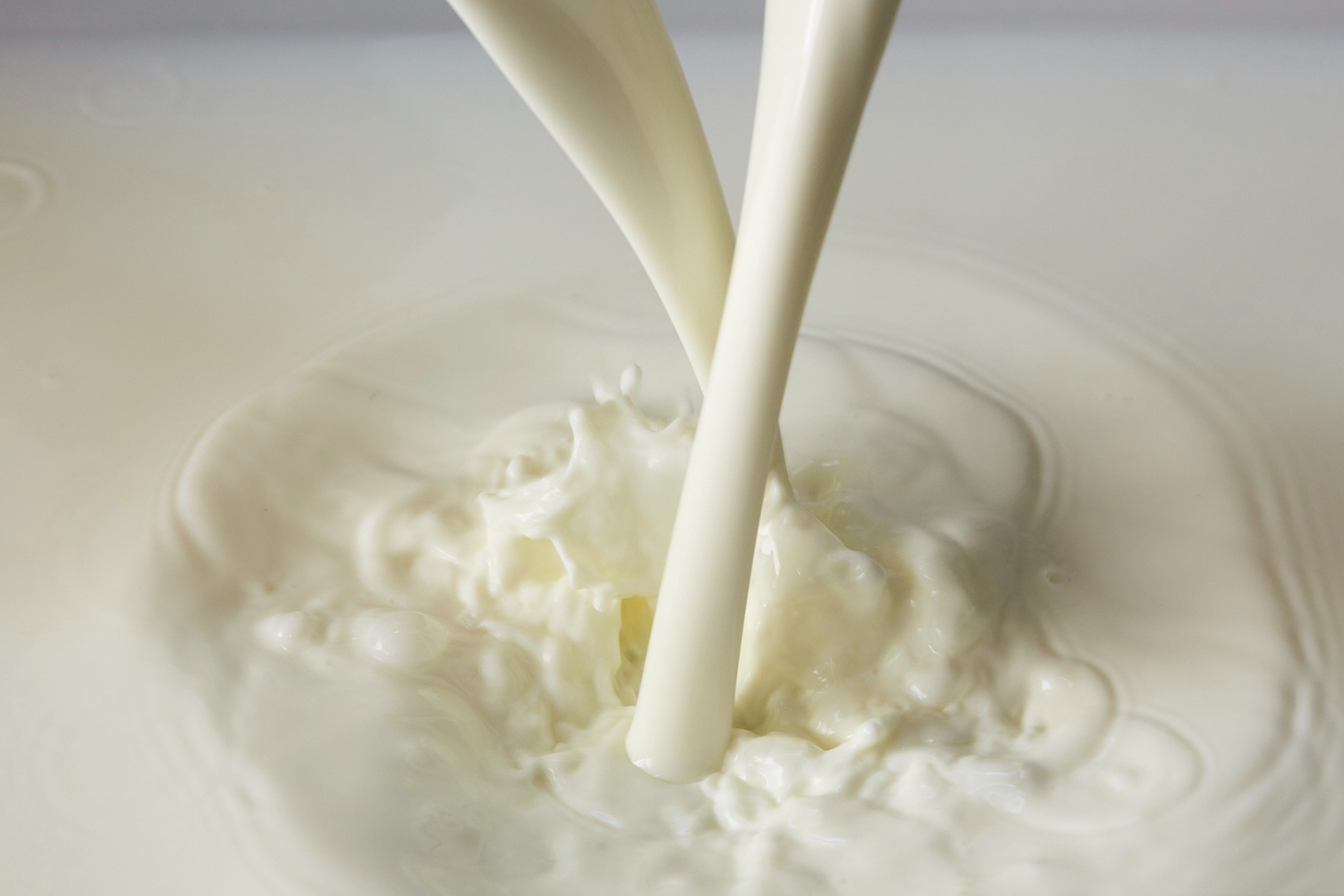 北海道日高町にある直営の放牧酪農場で搾った牛乳などを使用し、北海道の原材料にこだわる