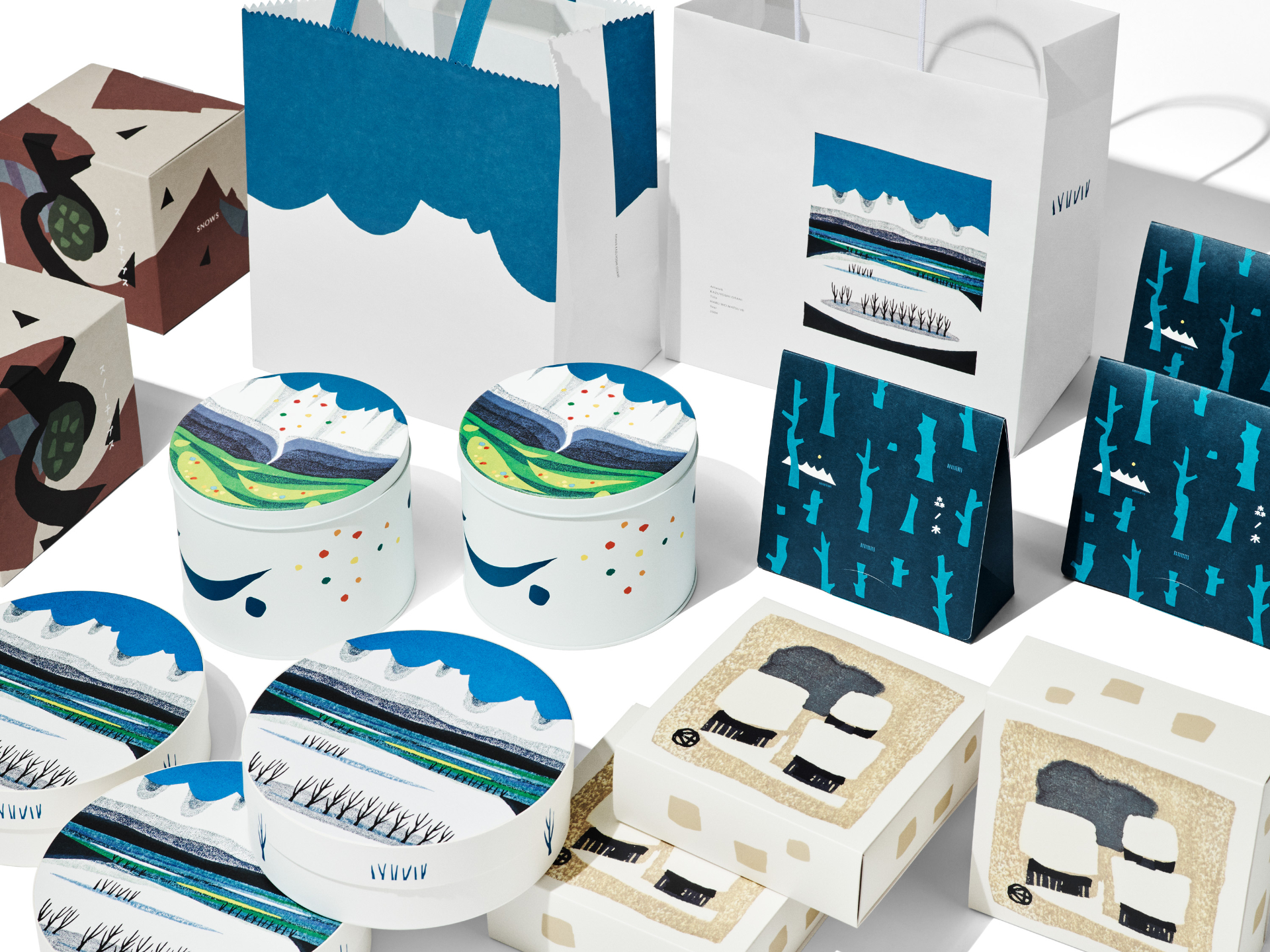 雪や山を想起させ、どこか懐かしさを感じさせるパッケージ。“山の版画家”大谷一良の作品を使用している