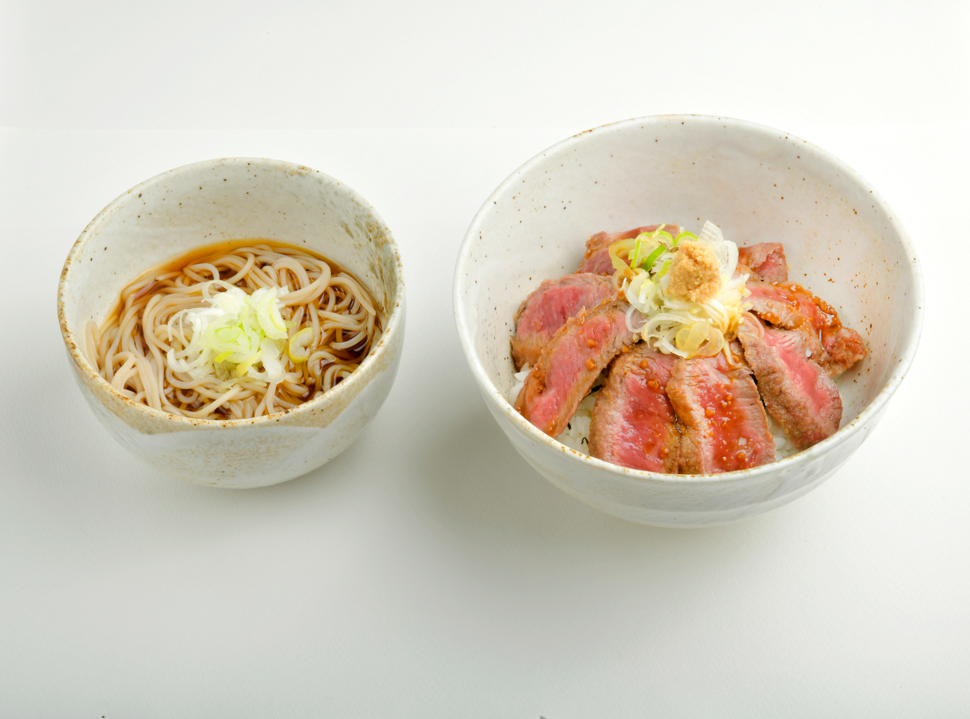 札幌市・里山製麺「牛ステーキ丼」900円（通年提供）