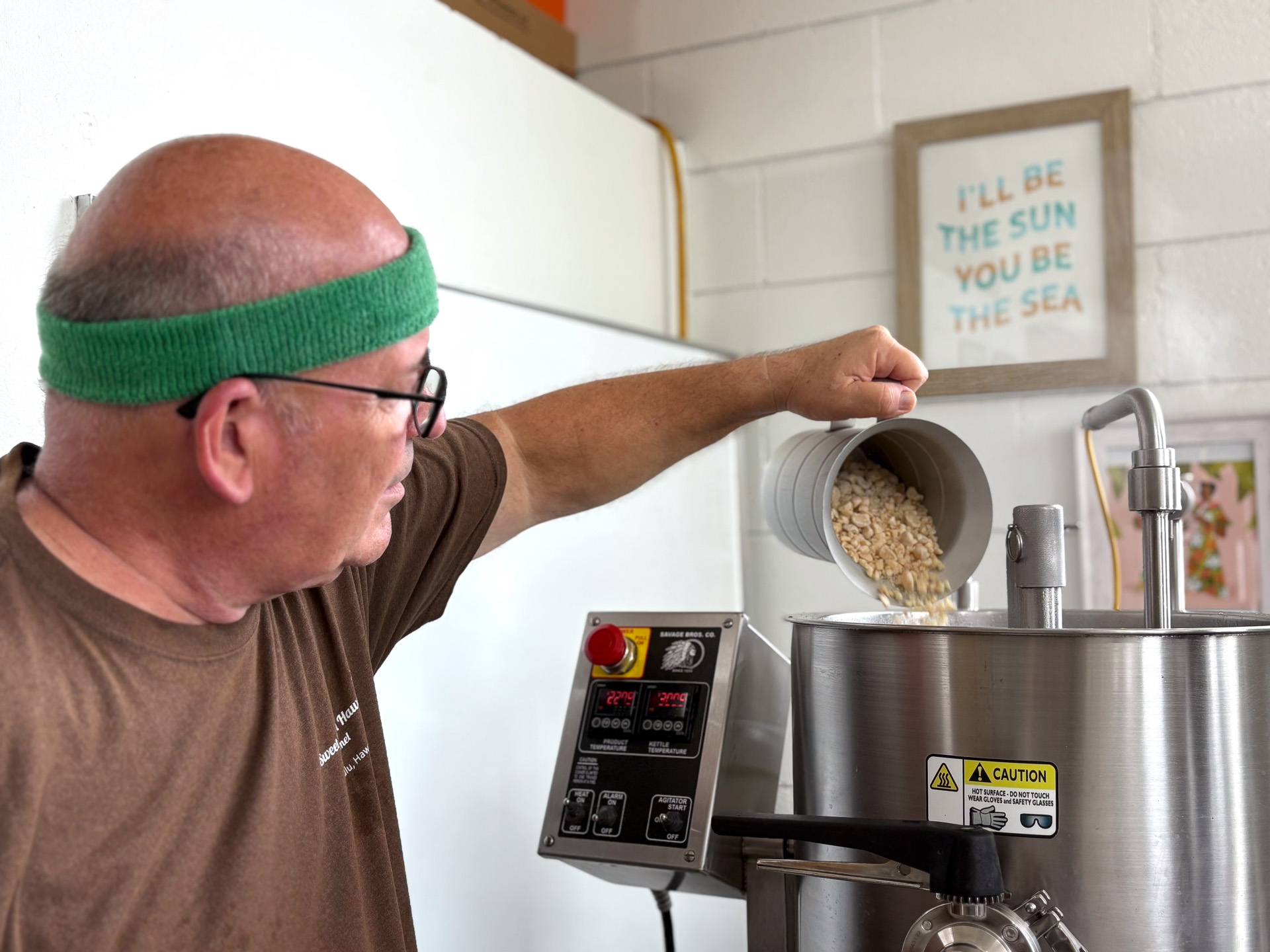 さらにマカダミアナッツを投入するスティーブさん