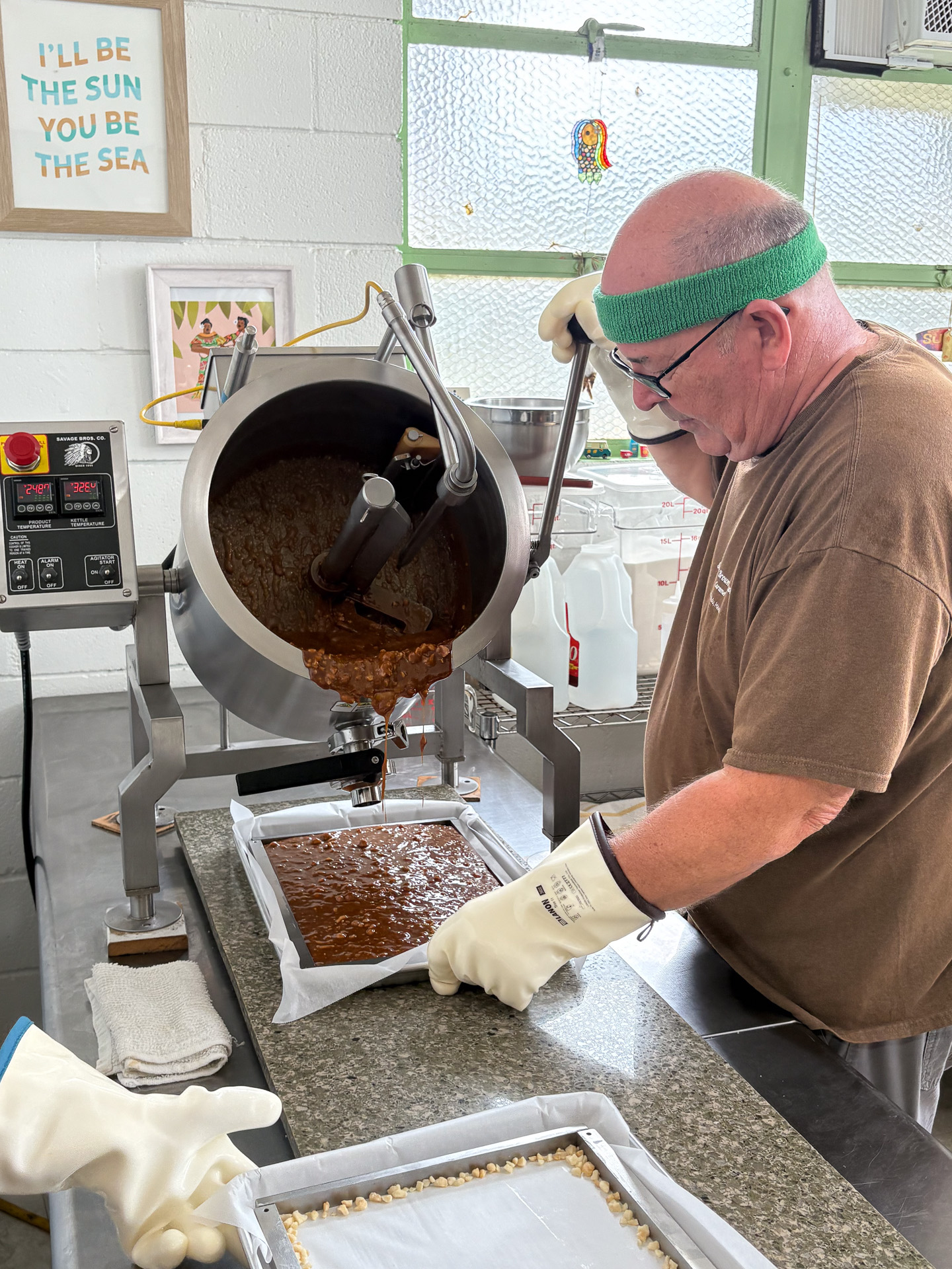 手早くキャラメルを寸胴鍋からバットへ移す