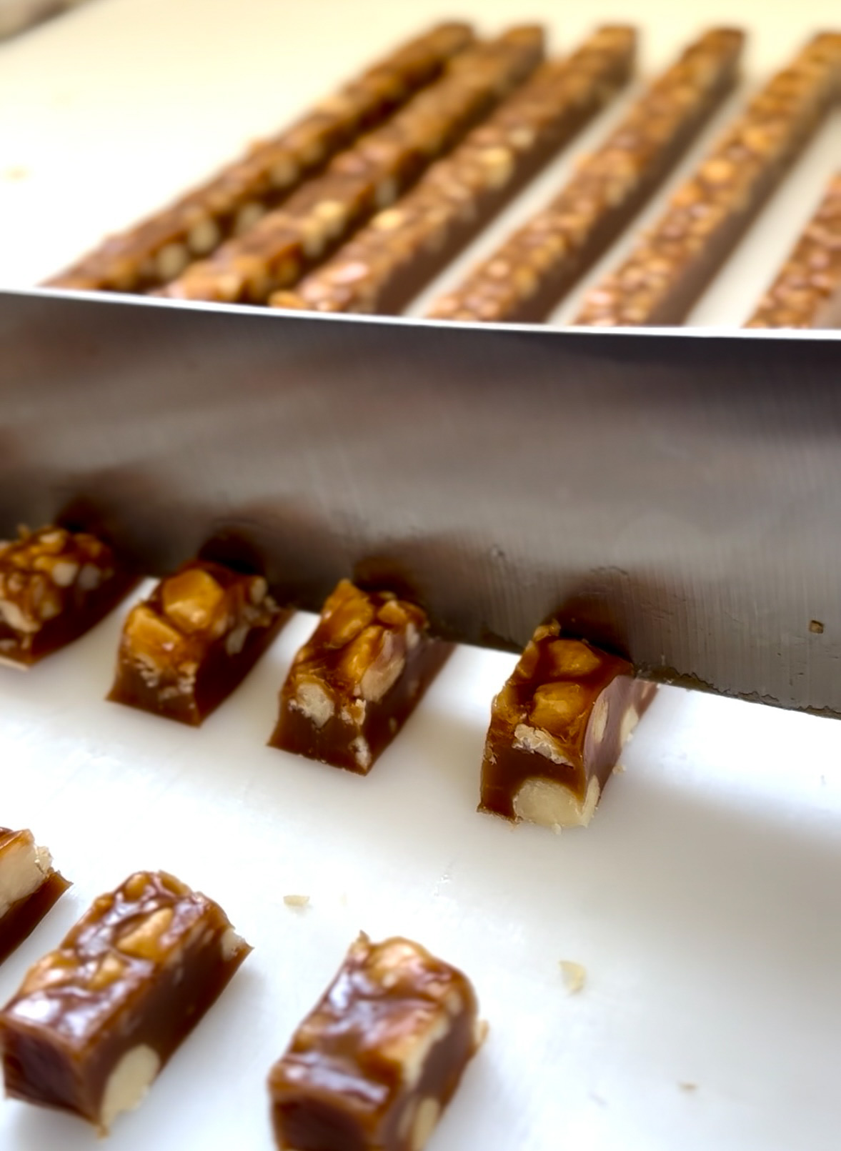 固まったキャラメルをカットする作業