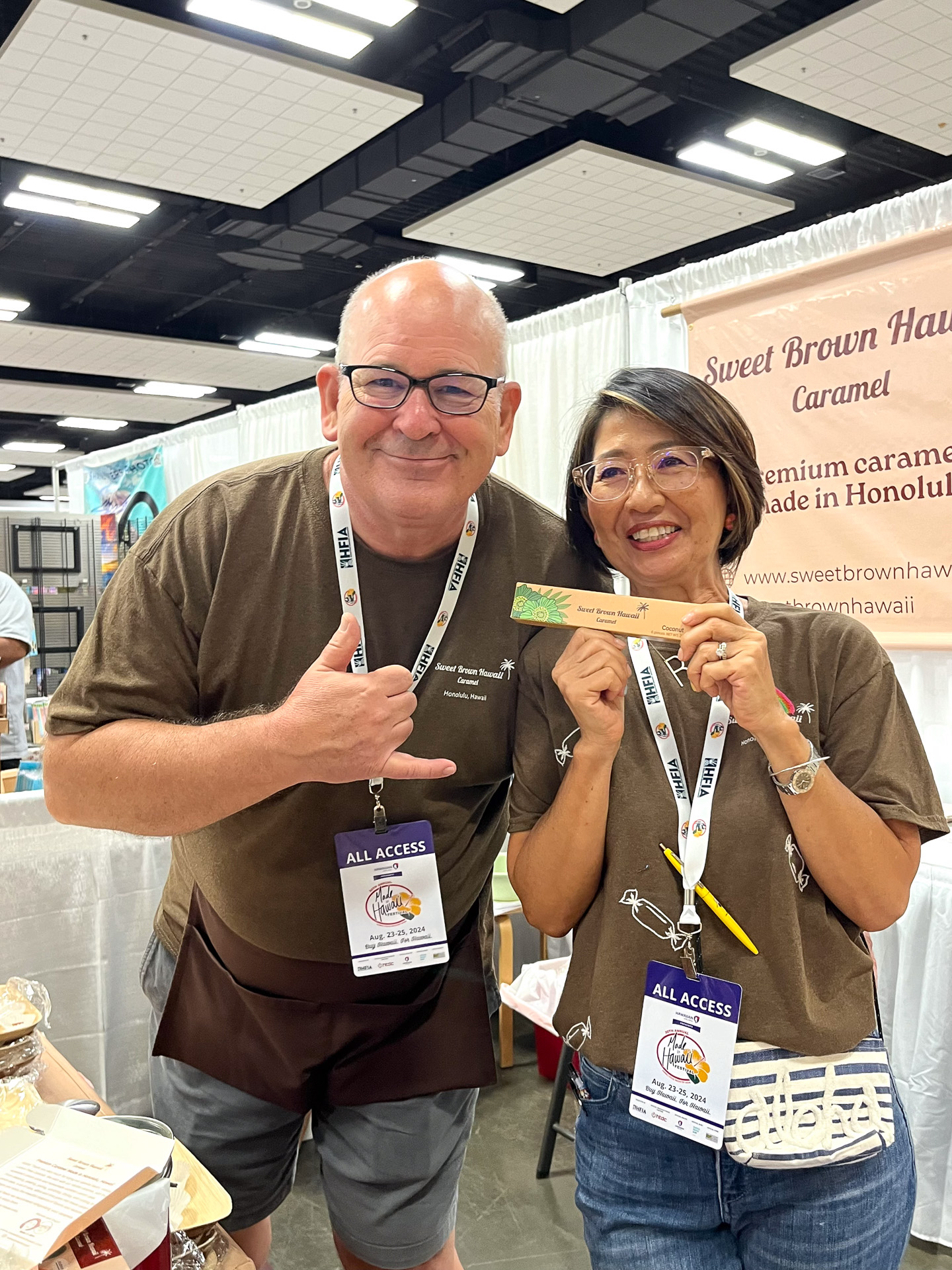 今年は入場に数時間待ちとなったメイド・イン・ハワイ・フェスティバルに出店した「スイート・ブラウン・ハワイ・キャラメル」。スティーブさんとルイコさん夫妻