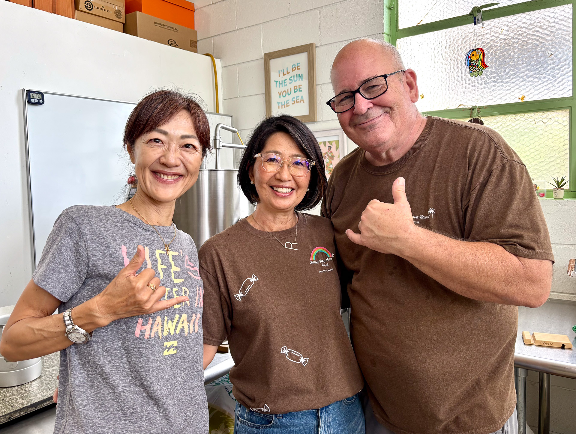 おしどり夫婦のスティーブさんとルイコさん。筆者も一緒に記念撮影