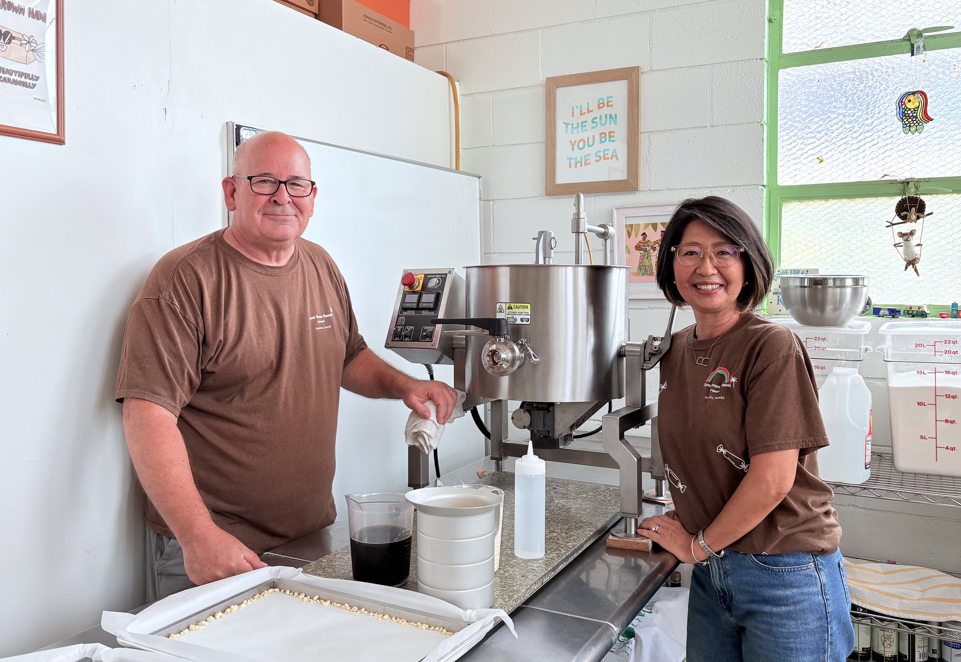 会話好きのスティーブさんと優しくて親切なルイコさん夫妻に会いに来るお客さんも多い