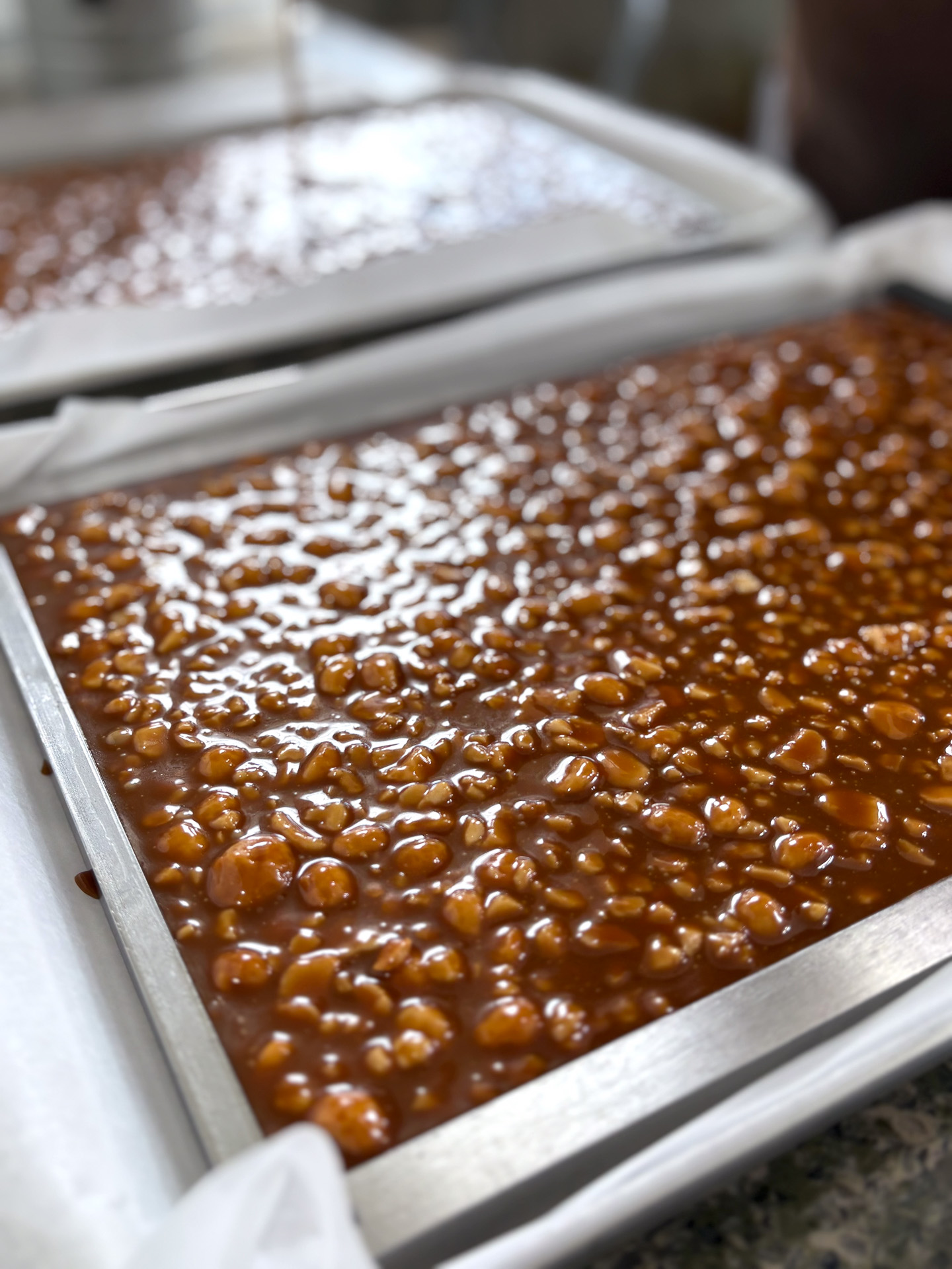 キャラメル作りから一つずつのラッピングまですべてを二人で手作業のため大量生産は難しい