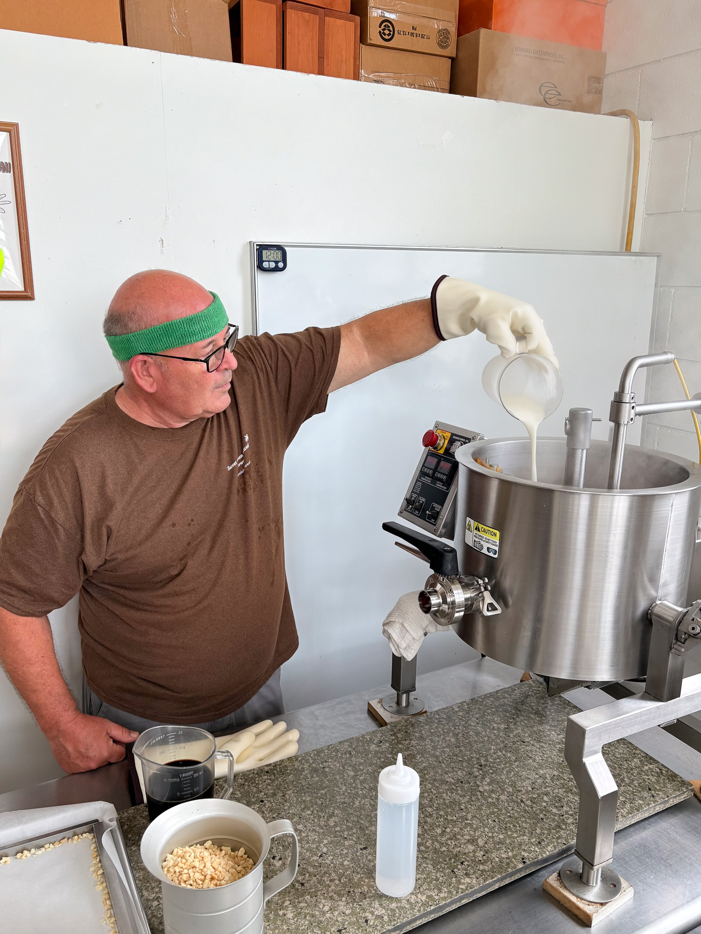 キッチンでキャラメルを作るスティーブさん