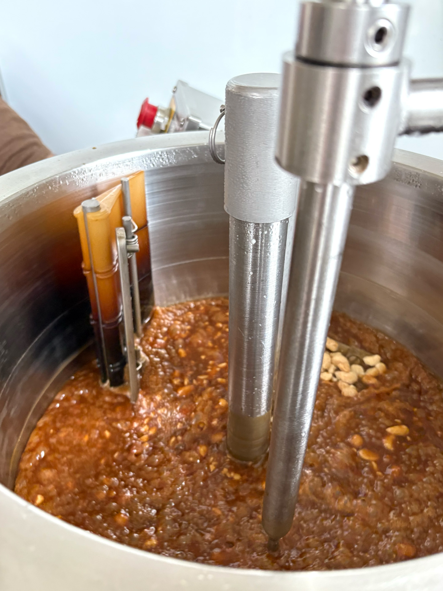 大きな寸胴鍋にタイミングを見計らって具材を加える