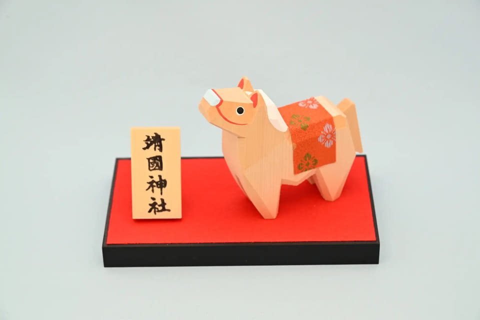 靖国神社、2026年三が日は開門時間延長。午の縁起物、刺繍/切り絵