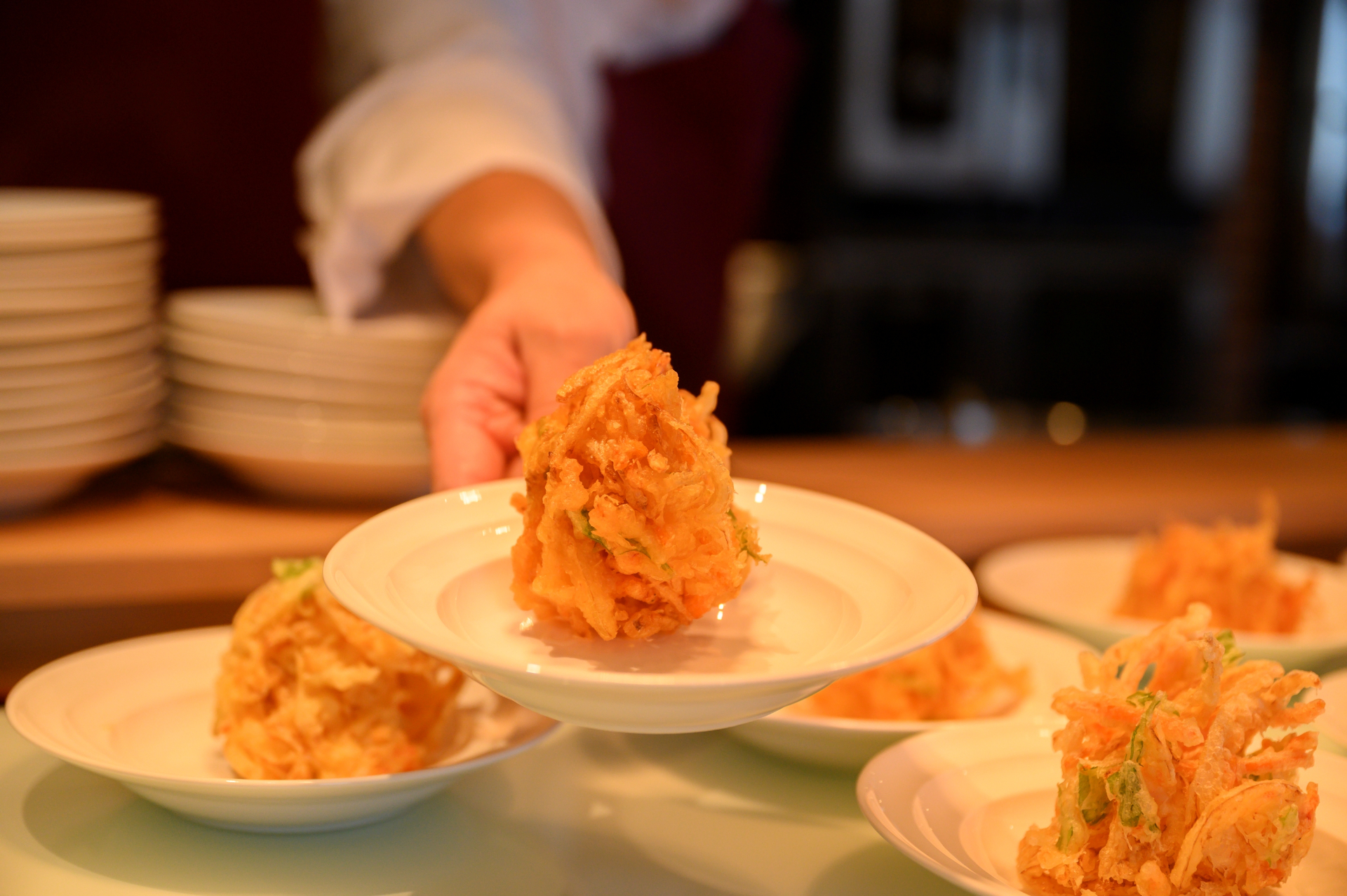 ライブキッチンでは桜えびのかき揚げや香草鯵フライを目の前で調理