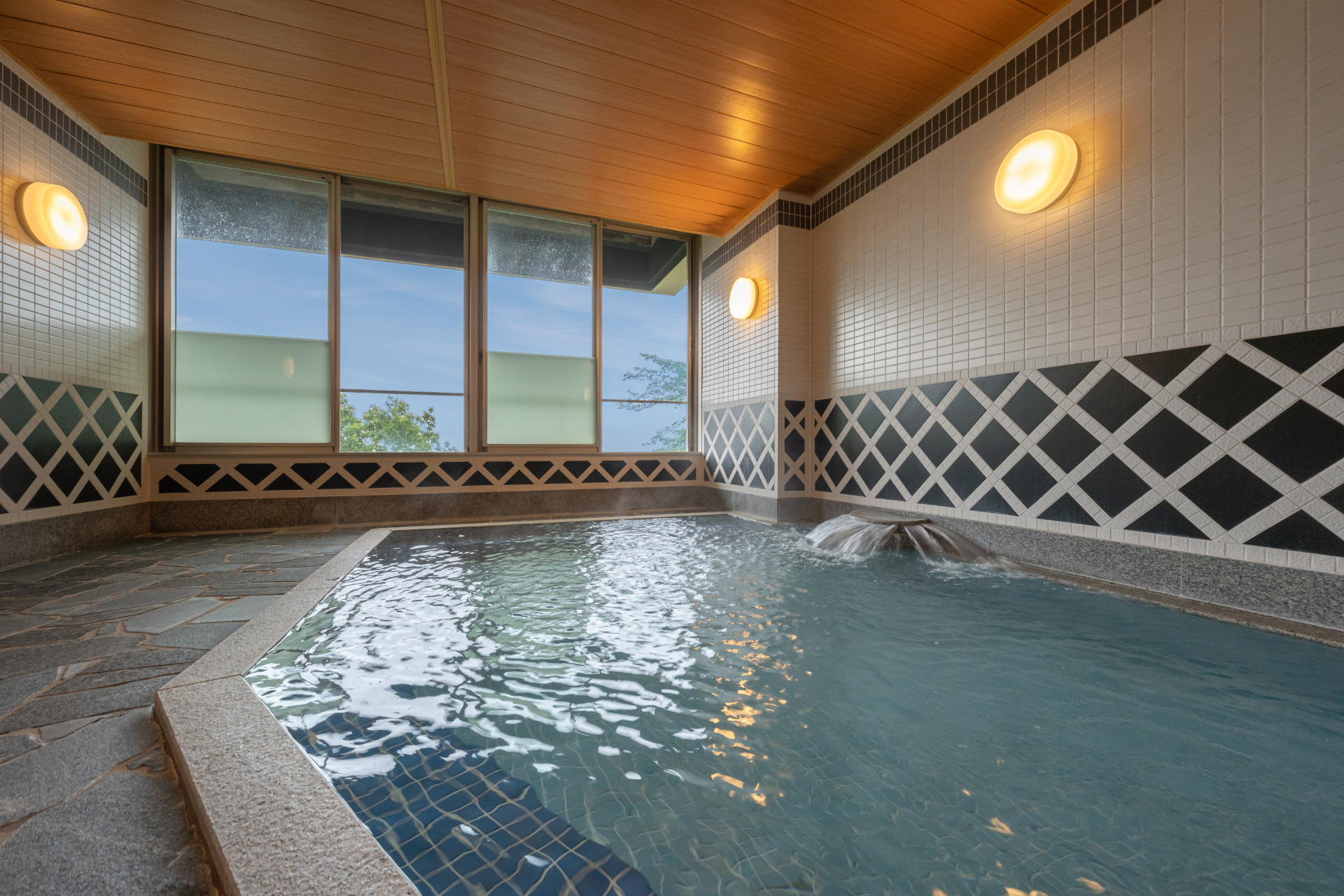 天然温泉大浴場。半露天風呂のほか、寝湯、壺風呂も楽しめる