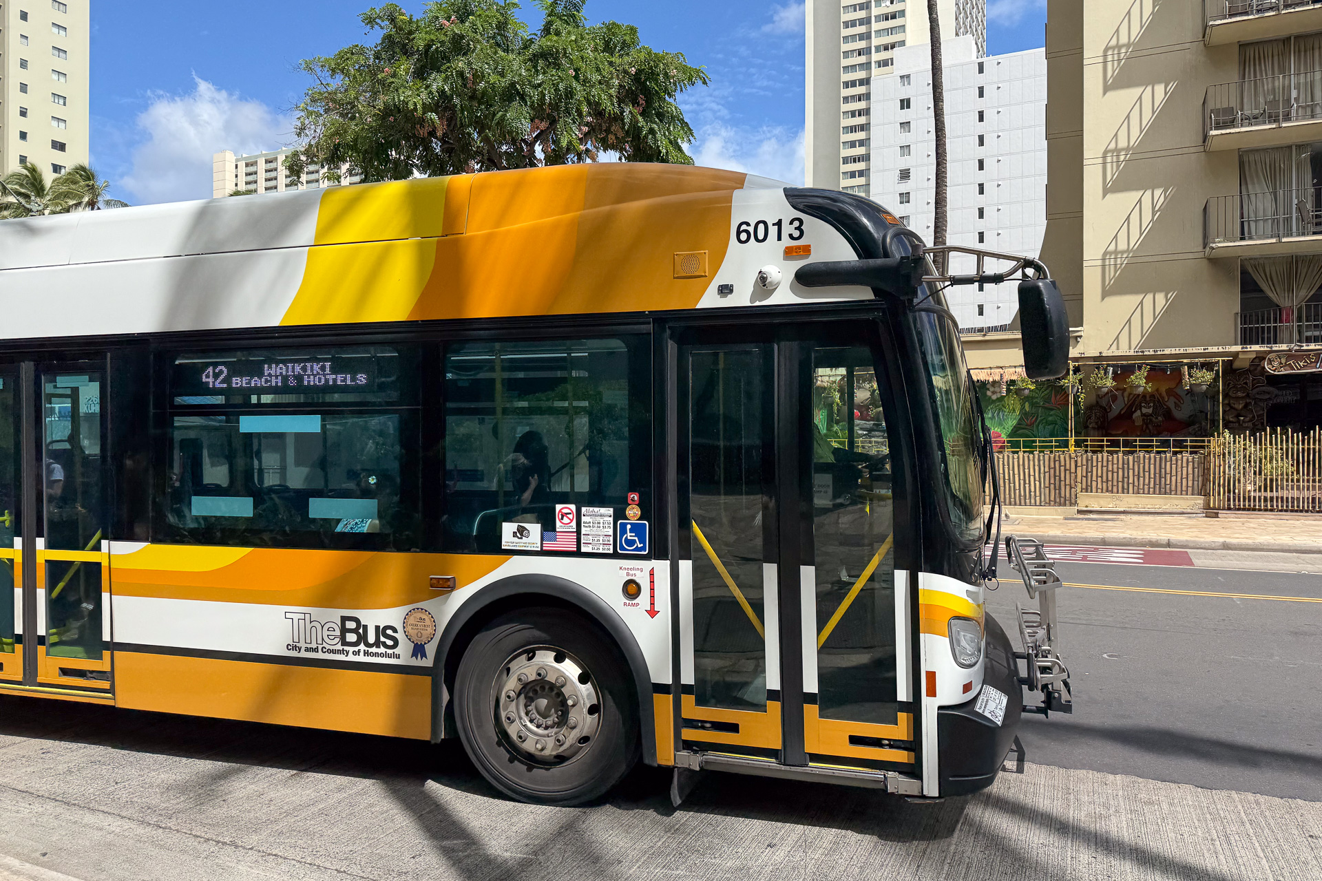 1回3ドルで乗車できる「TheBus（ザ・バス）」