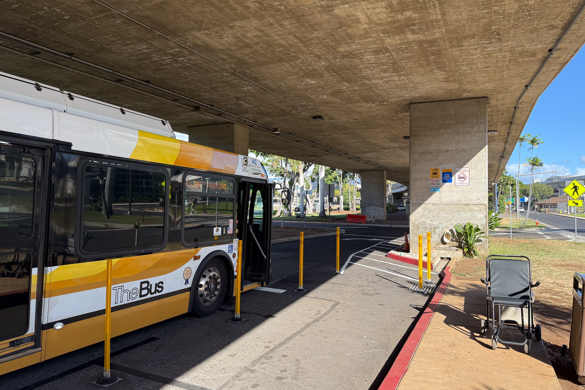 ホノルル空港のTheBusの乗り場。空港ターミナルビルから見て、スカイラインの乗り場よりも奥にある