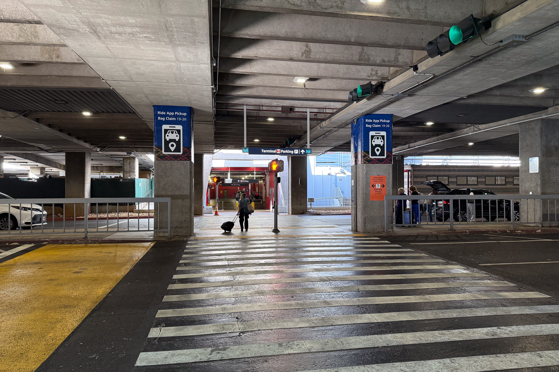 途中、横断歩道を渡るとライドシェアの待合スペースに到着。さらにその先は駐車場