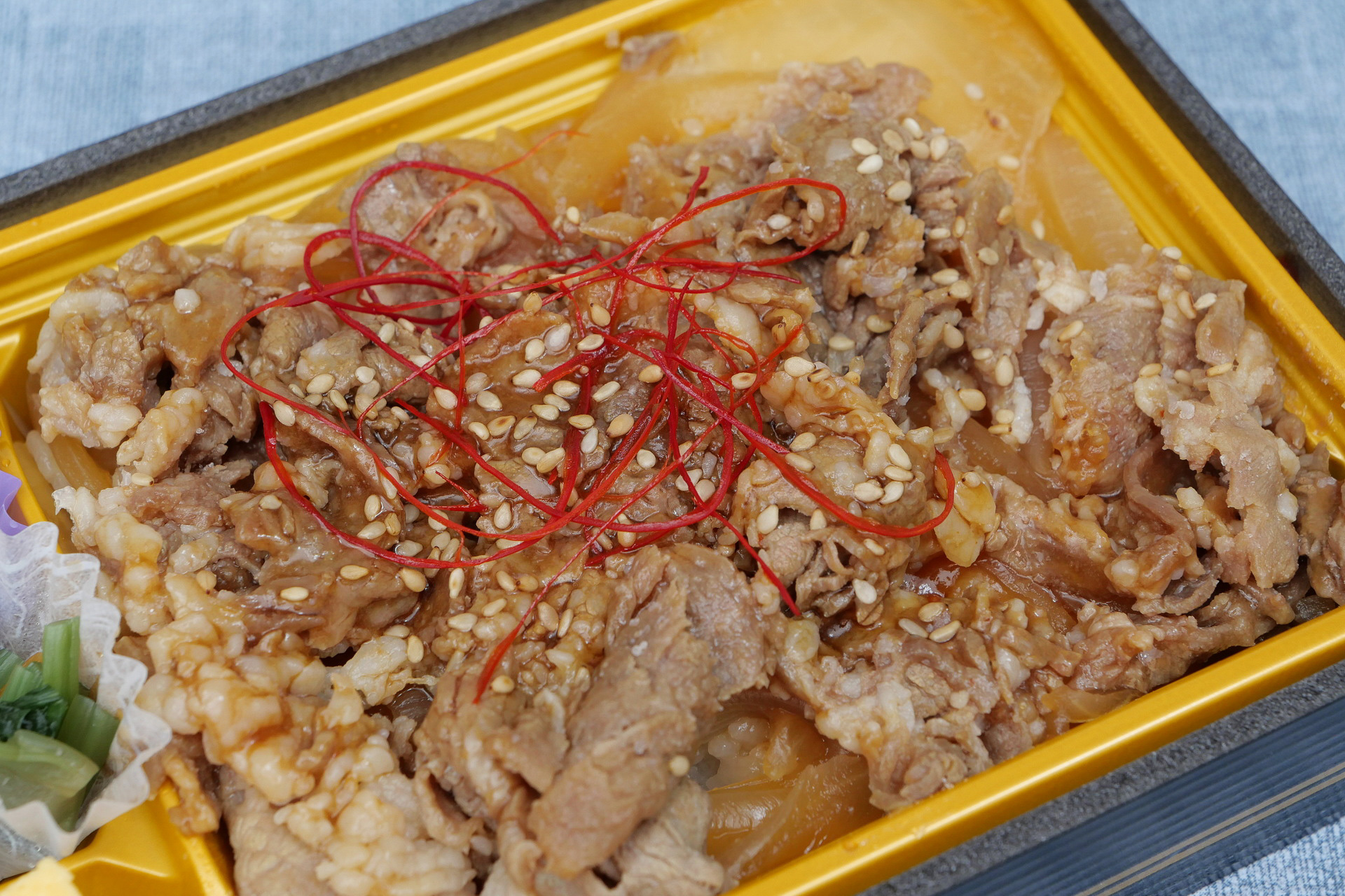 お肉の上には針唐辛子と白ごまが散りばめられています。玉ねぎはお肉の下にたっぷり盛り付けられています