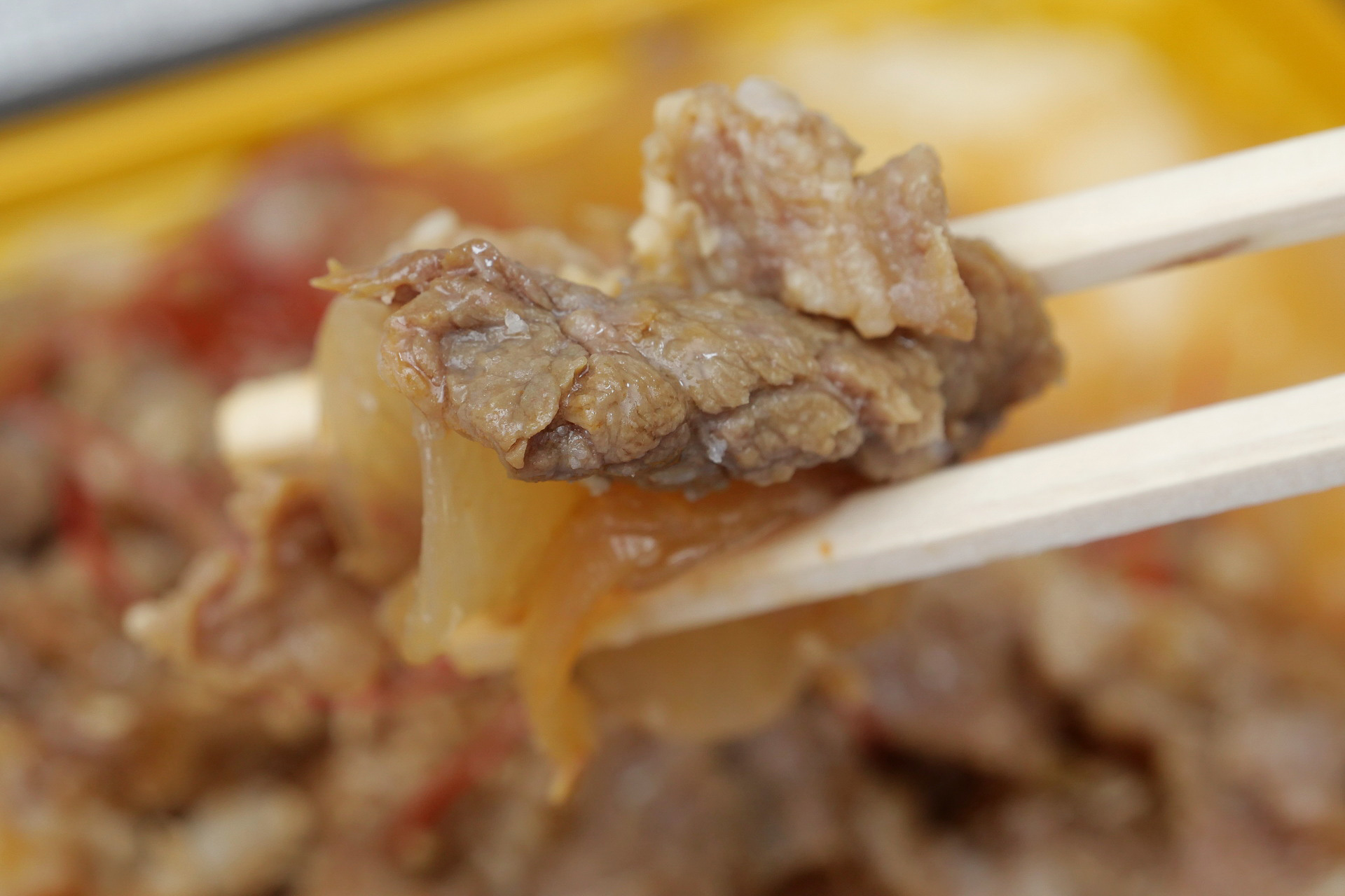 お肉に玉ねぎの強い甘みが加わって、ご飯との相性抜群の味わいに。お箸が止まらない美味しさです