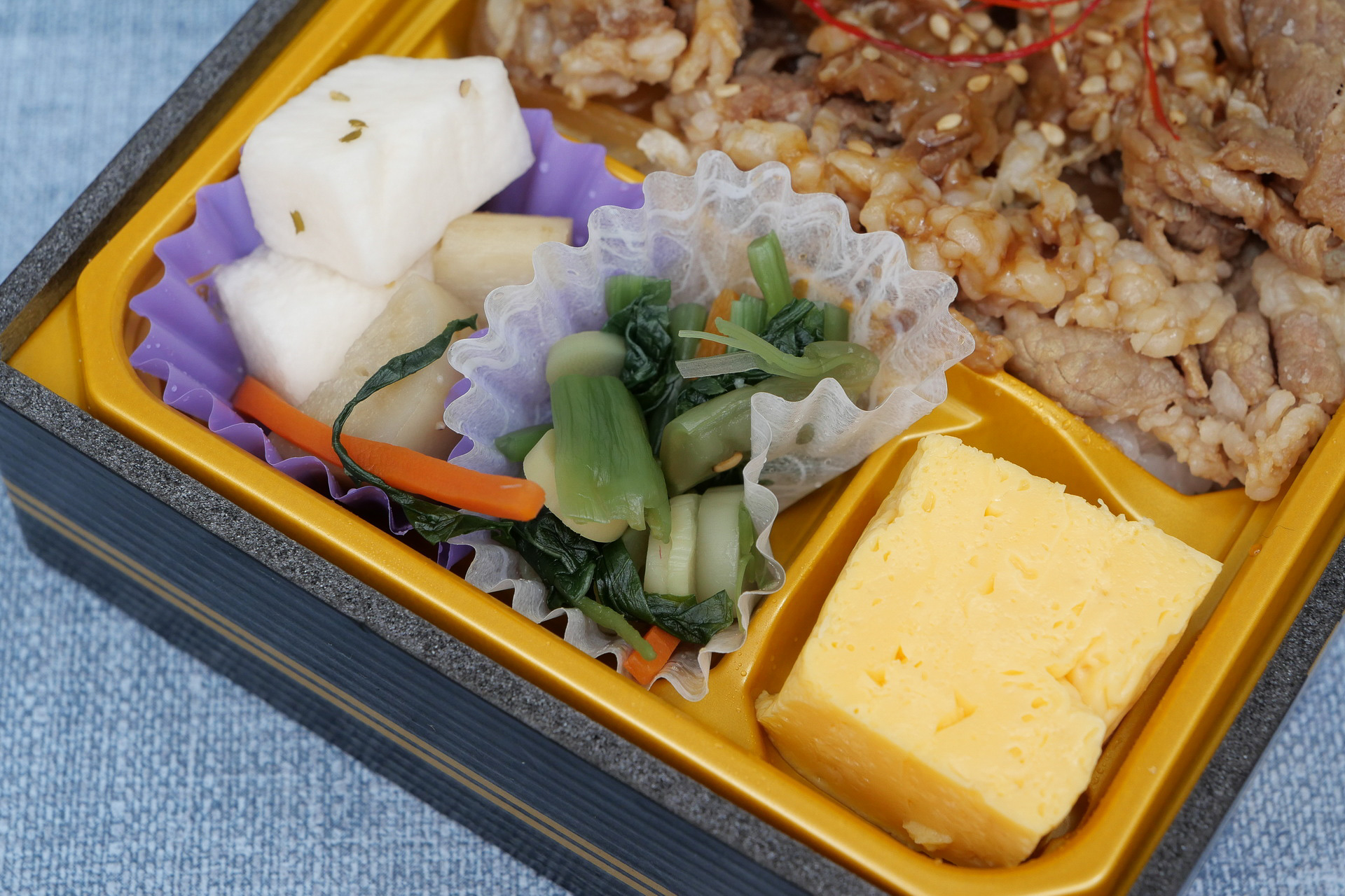 玉子焼きやわさび菜の醤油漬けと一緒に盛り付けられている長芋とごぼうの酢漬けが、口をさっぱりリセットしてくれるので、飽きずに食べ進められます