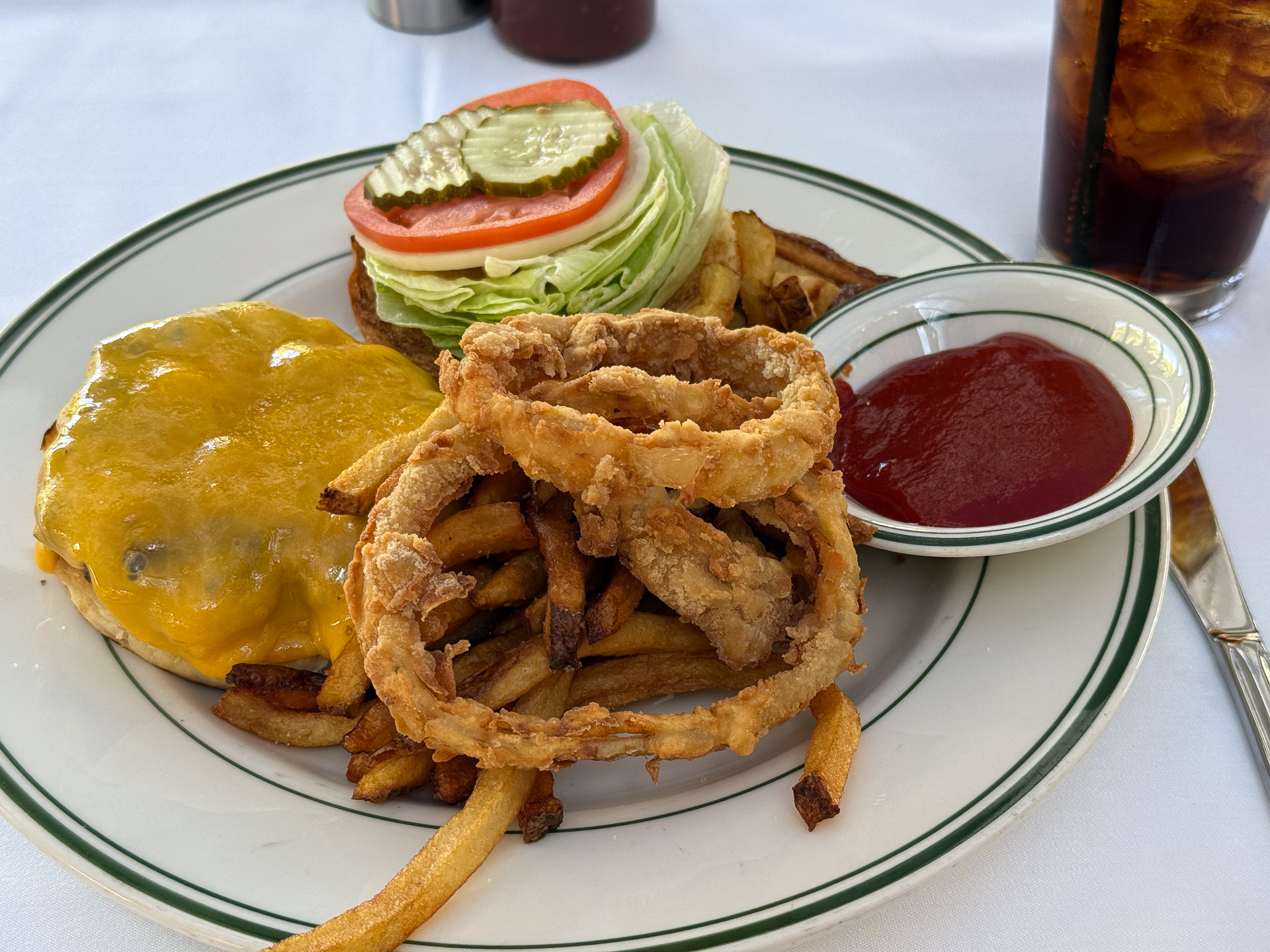 ランチで選んだ「クラシックチーズバーガー」。さすがアメリカンなデカさ