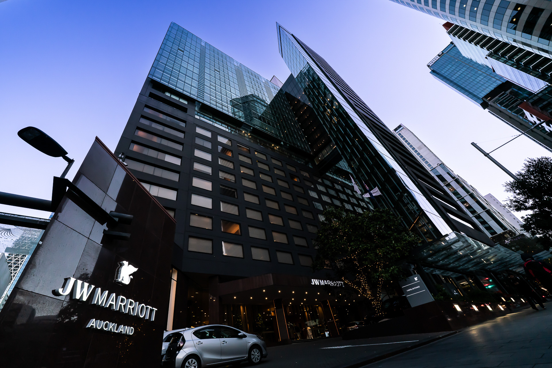 「JWマリオット・オークランド」は、オークランド市街地のほぼ中心、スカイタワーや駅や港などが徒歩圏内にあり、活動の拠点として便利