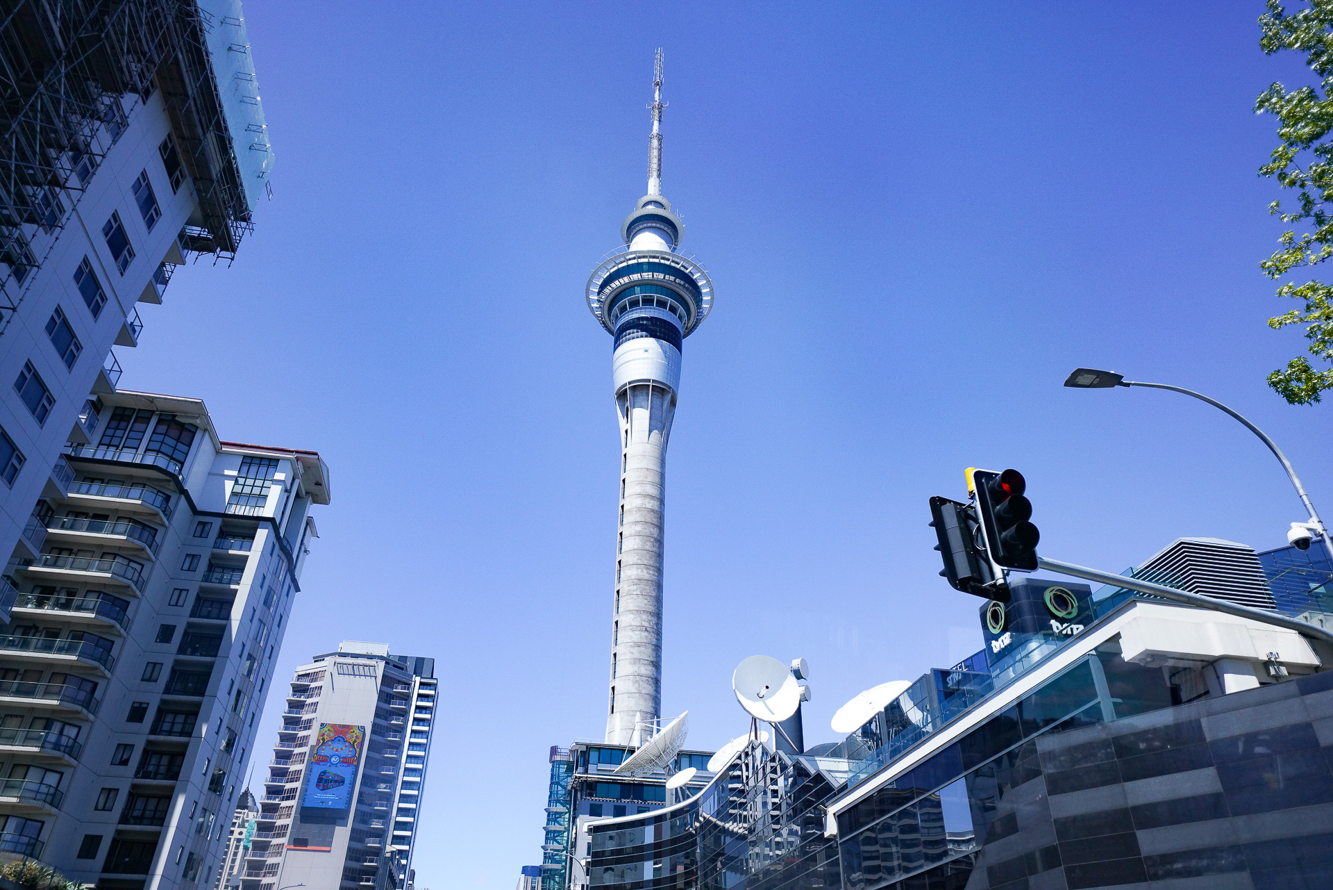 カジノも入る複合アトラクション「スカイシティ・オークランド」にある高さ328mのスカイタワーが目立つ