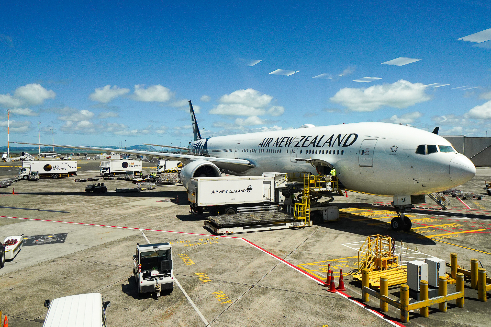 オークランド空港にて。往路で搭乗したニュージーランド航空のボーイング 777-300ER型機